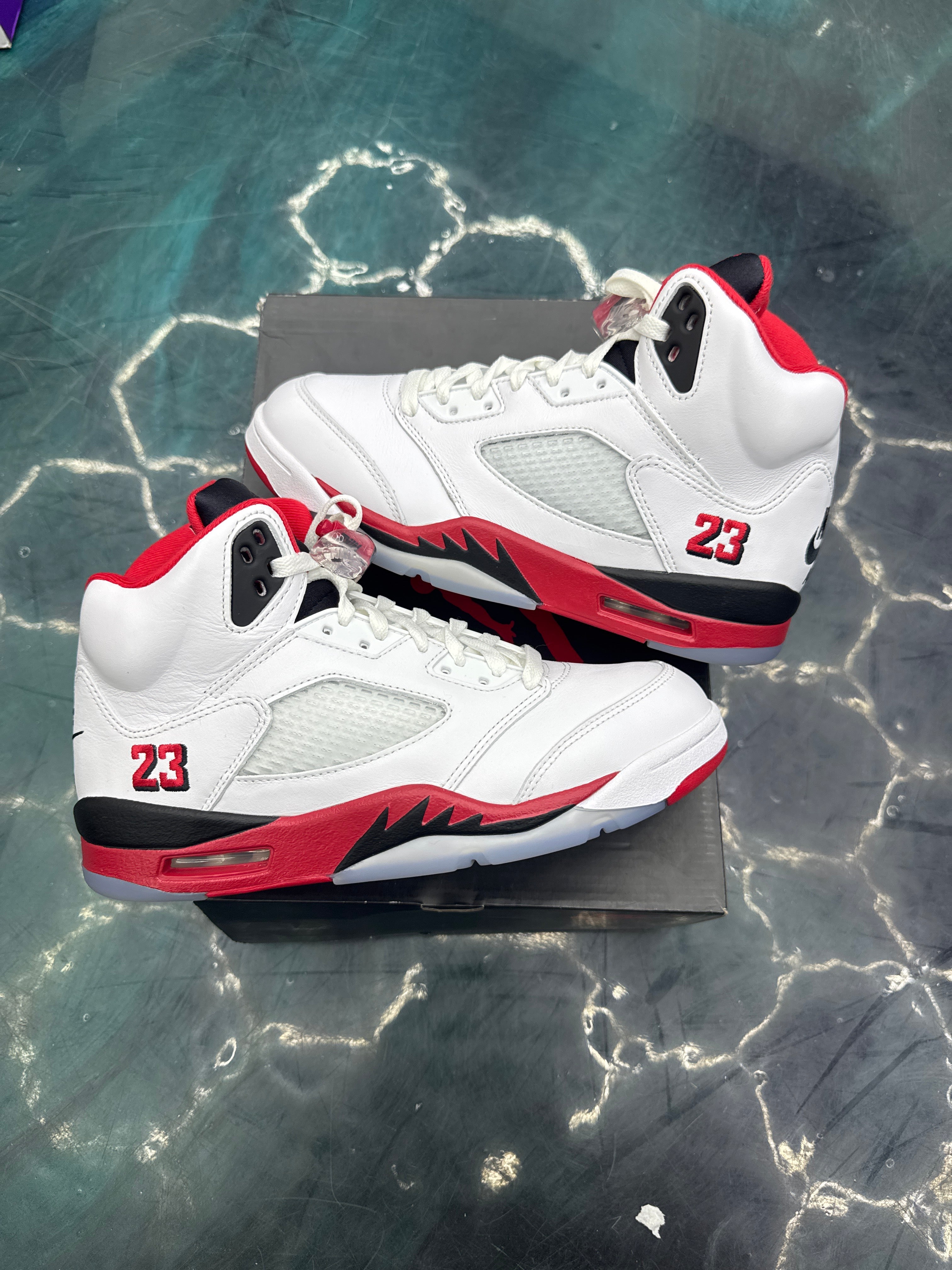 JORDAN 5 RETRO FIRE RED BLACK TOUNGE (2025) PRE OWNED SIZE 8.5