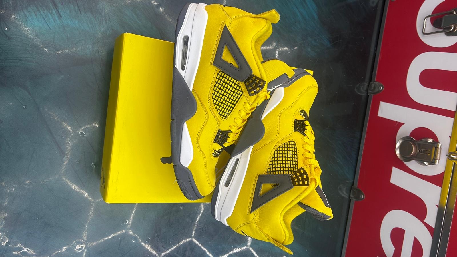 JORDAN 4 RETRO LIGHTNING PRE OWNED SIZE 10.5