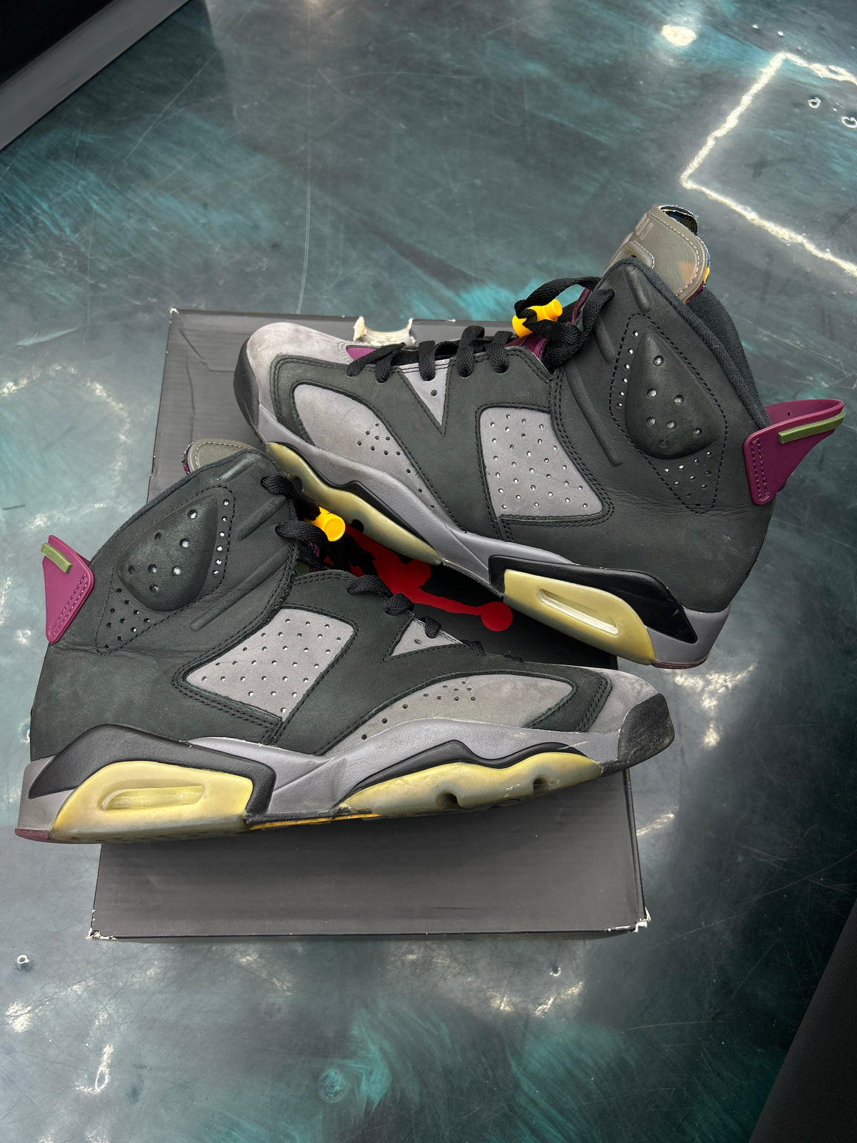 JORDAN 6 RETRO BORDEAUX PRE OWNED SIZE 8.5