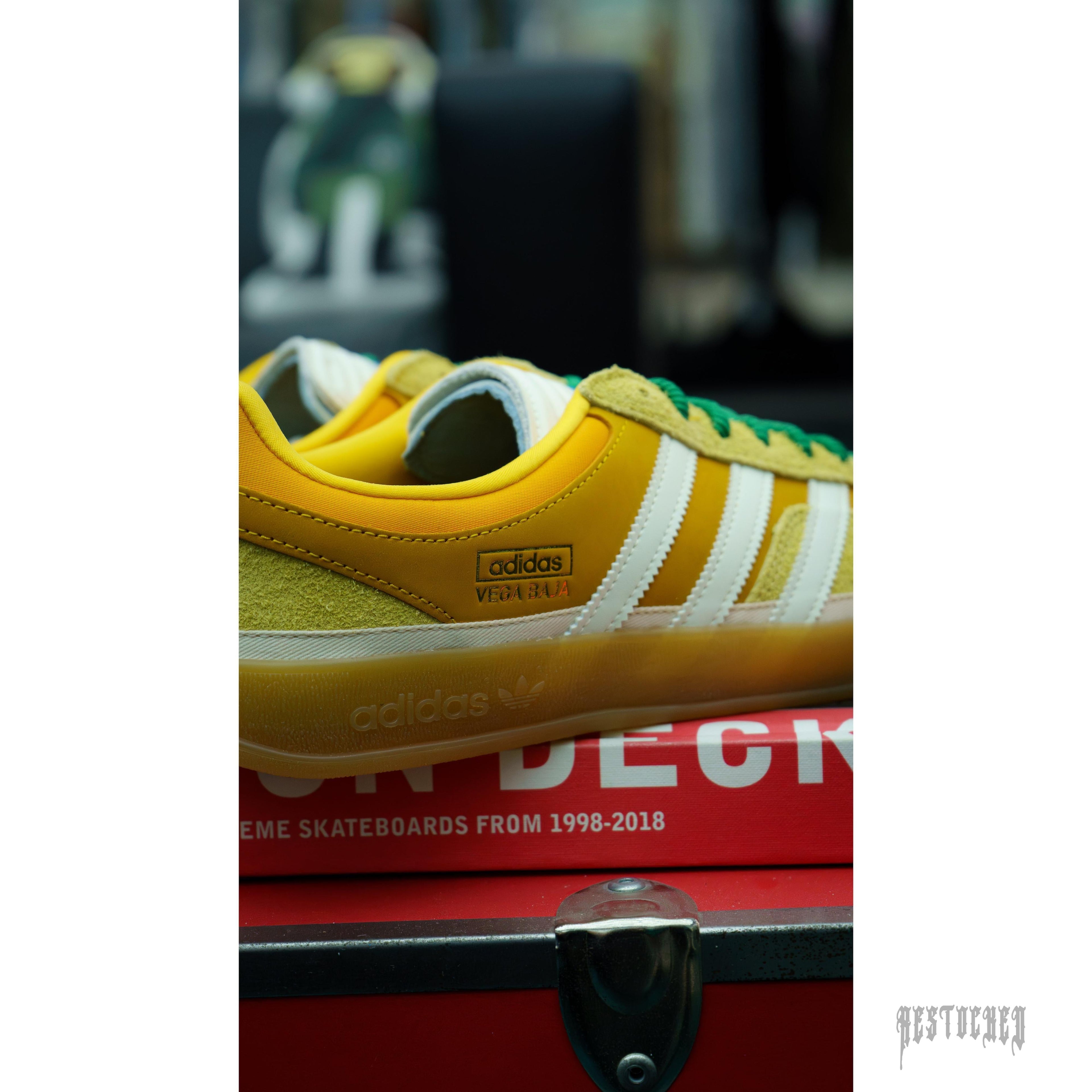Bad Bunny Adidas Gazelle Indoor Vega Baja sneakers: yellow suede and leather, white stripes, green laces, gum sole.