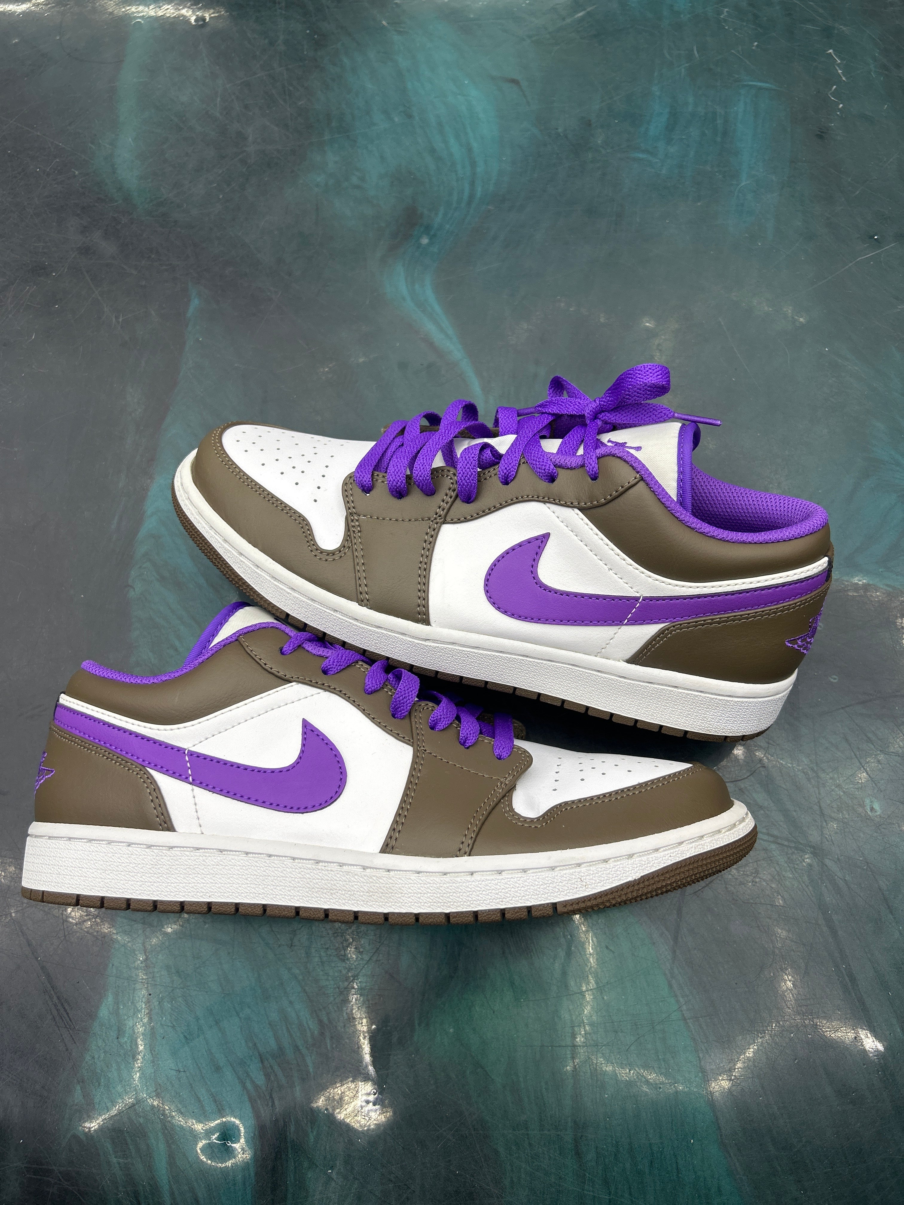 JORDAN 1 LOW PURPLE MOCHA PRE OWNED SIZE 10 NO BOX