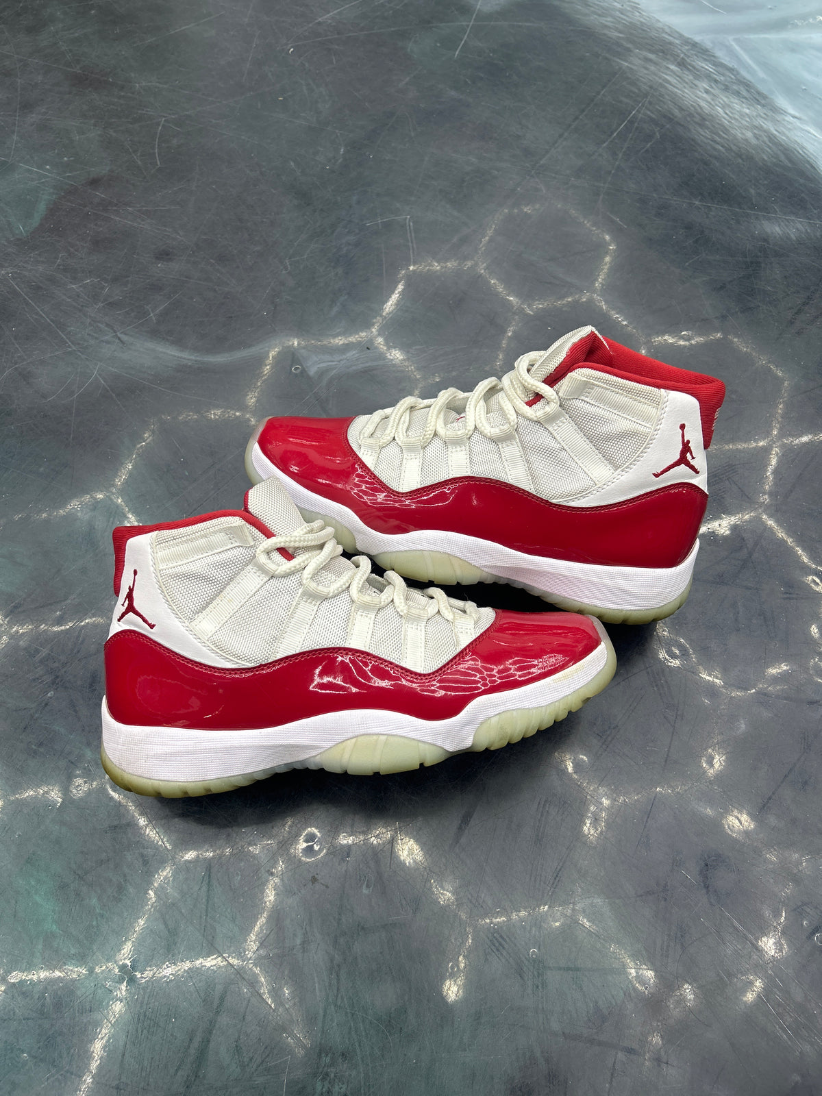 JORDAN 11 RETRO CHERRY (2022) NO BOX PRE OWNED SIZE 8.5