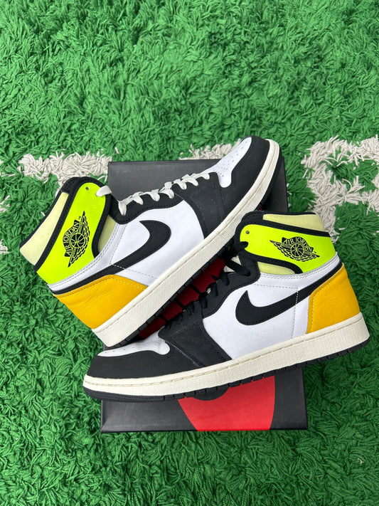 JORDAN 1 RETRO HIGH WHITE BLACK VOLT UNIVERSITY GOLD PRE-OWNED SIZE 9.5