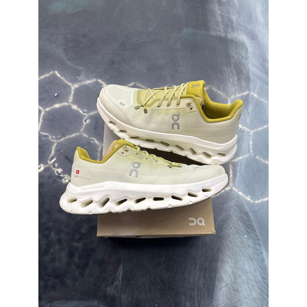 ON RUNNING CLOUD CLOUDTILT PRE OWNED SIZE 8.5