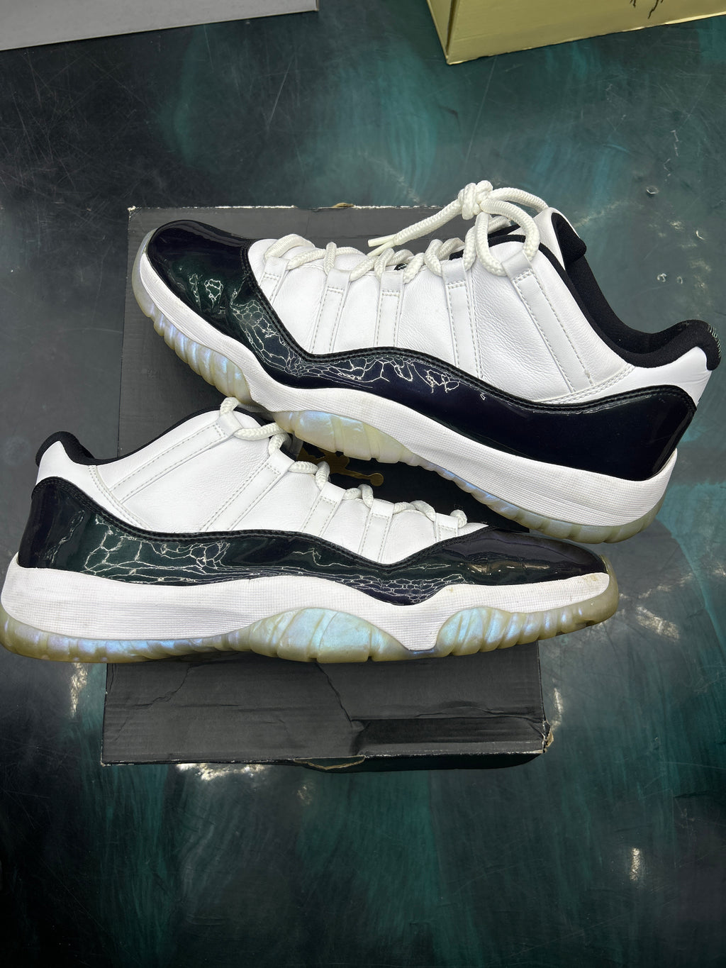 JORDAN 11 RETRO EMERALD PRE OWNED SIZE 13