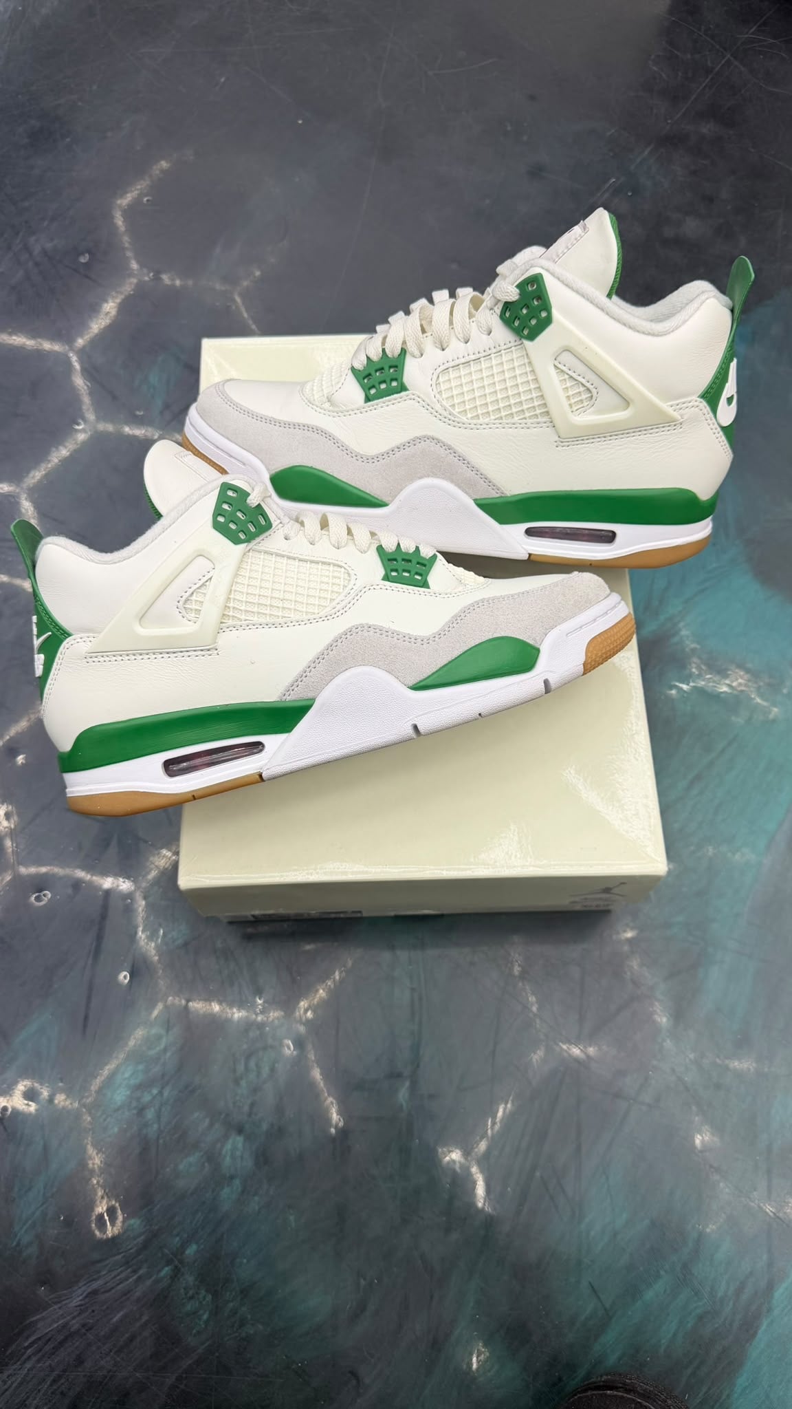 JORDAN 4 RETRO SB PINE GREEN PRE OWNED SIZE 9