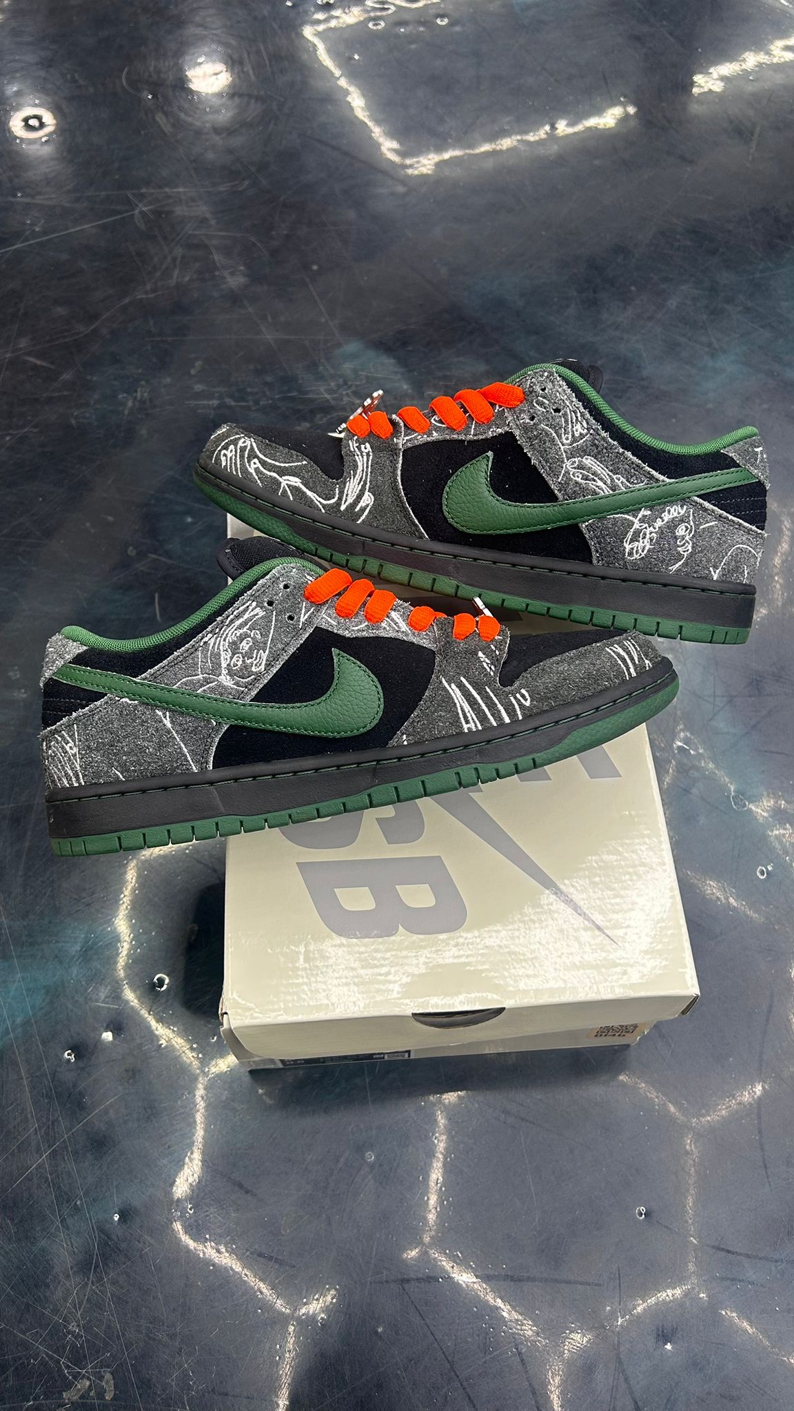 NIKE SB DUNK LOW THERE SKATEBOARD PRE OWEND SIZE 8