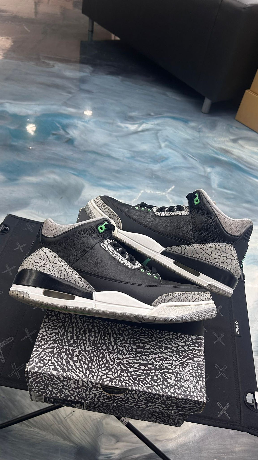 JORDAN 3 RETRO GREEN GLOW PRE OWNED SIZE 11.5