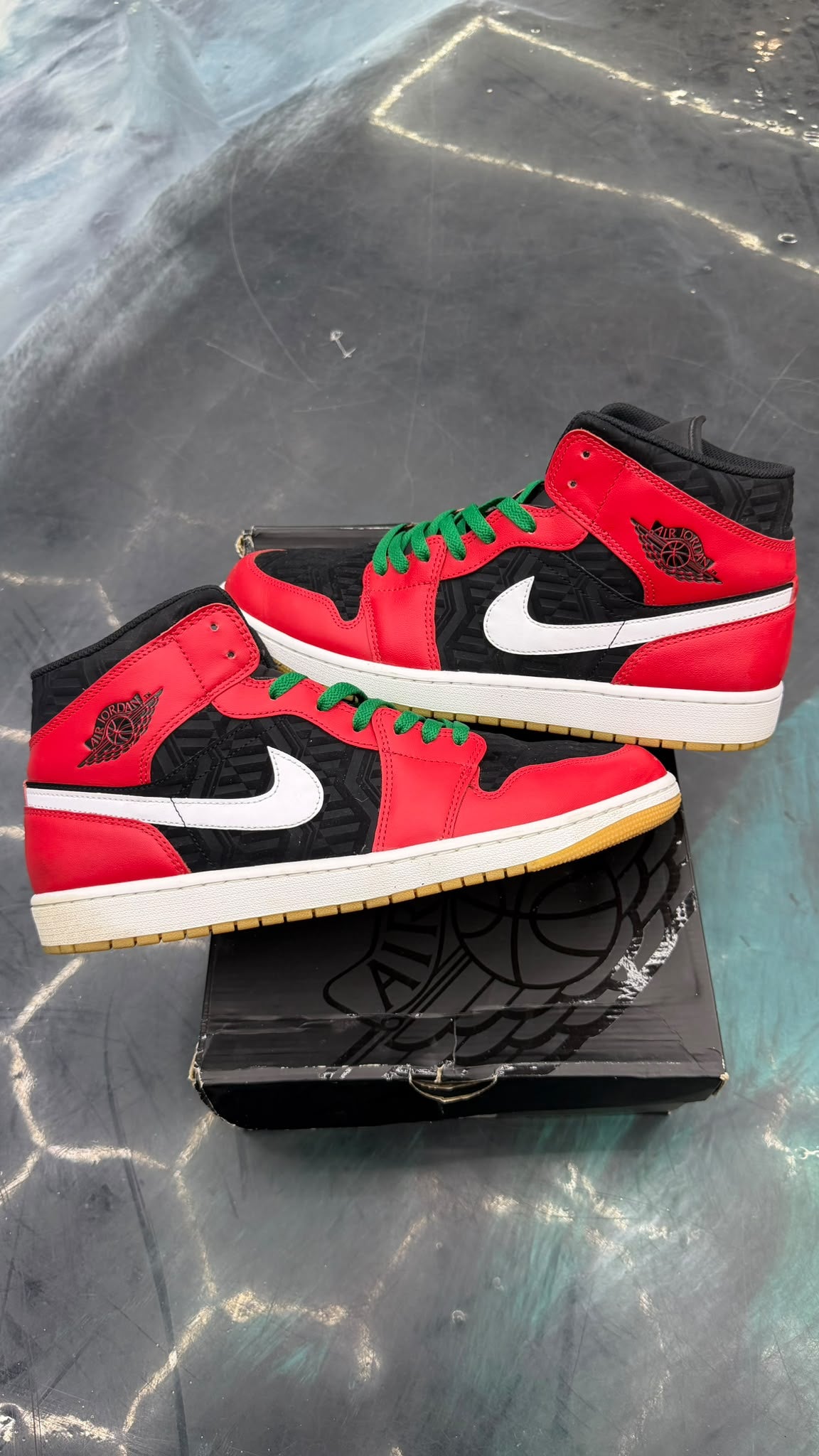 JORDAN 1 MID SE CHRISTMAS PRE OWNED SIZE 13