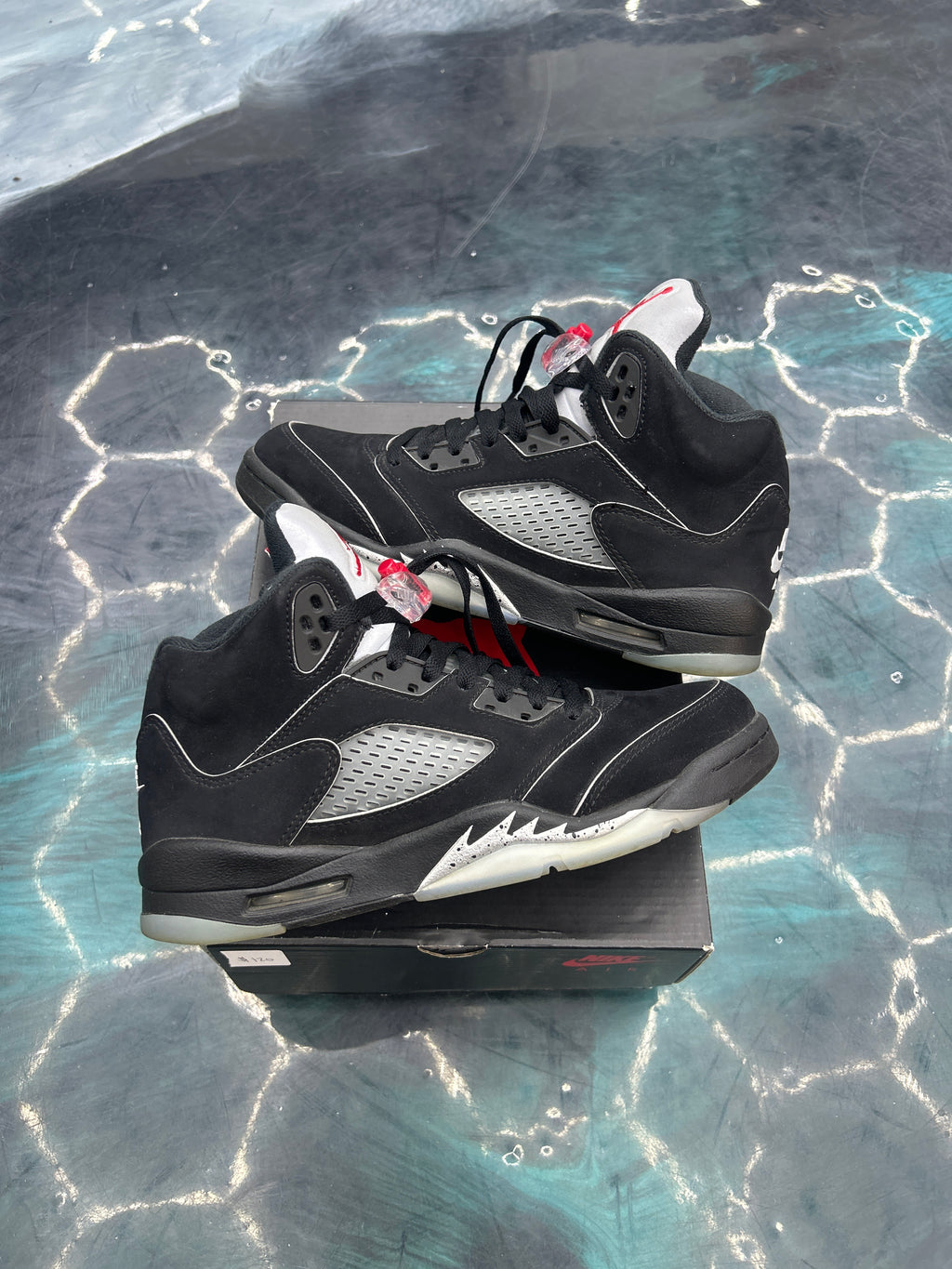 JORDAN 5 RETRO BLACK METALLIC REIMAGINED PRE OWNED SIZE 7Y