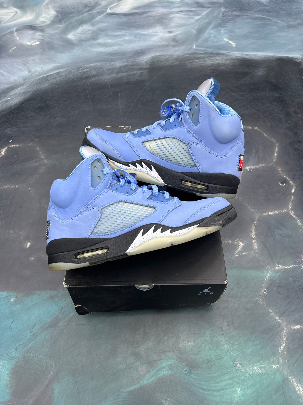 JORDAN 5 RETRO UNC UNIVERSITY BLUE PRE OWNED SIZE 12
