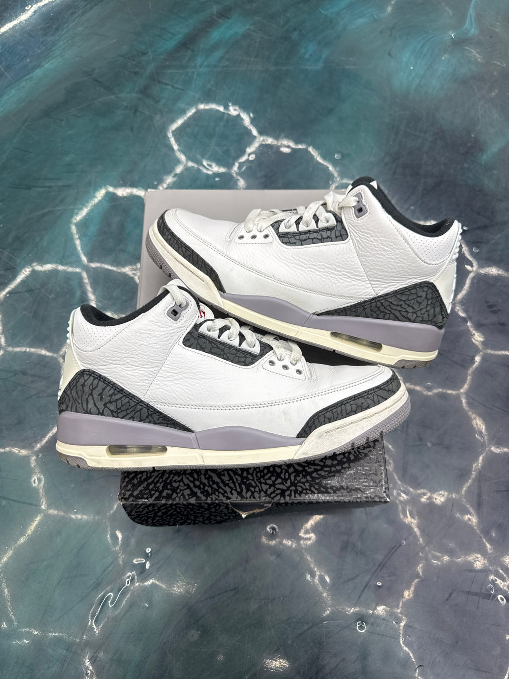 JORDAN 3 RETRO CEMENT GREY PRE OWNED SIZE 9.5
