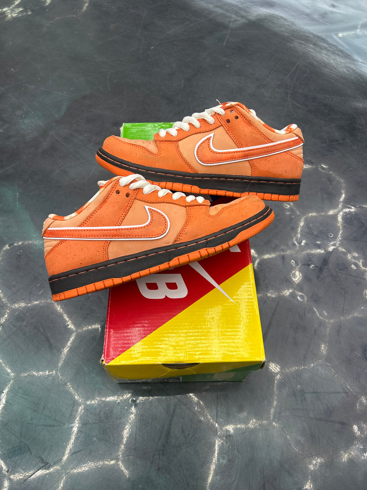 NIKE SB DUNKS LOW CONCEPTS ORANGE LOBSTER PRE OWNED SIZE 6