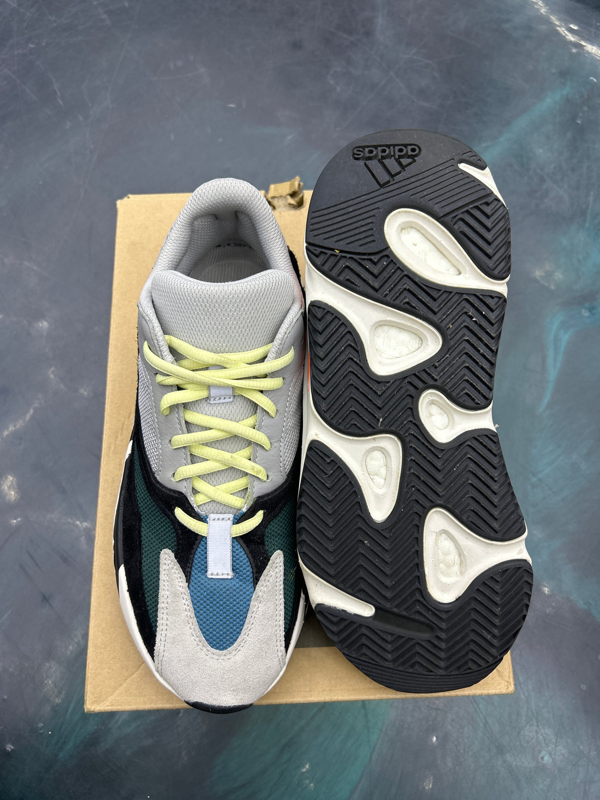 ADIDAS YEEZY BOOST 700 WAVE RUNNER PRE OWNED SIZE 9