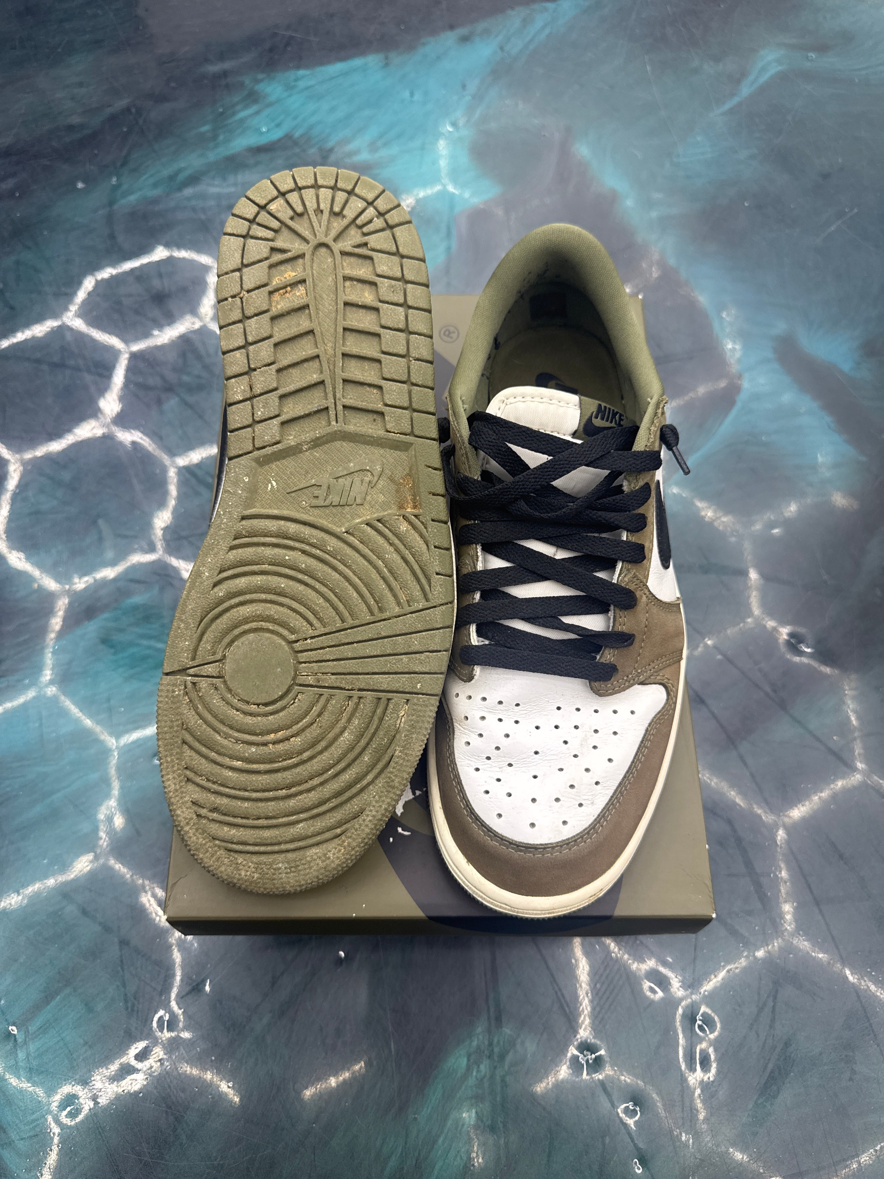 JORDAN 1 RETRO LOW MEDIUM OLIVE PRE OWNED SIZE 9.5