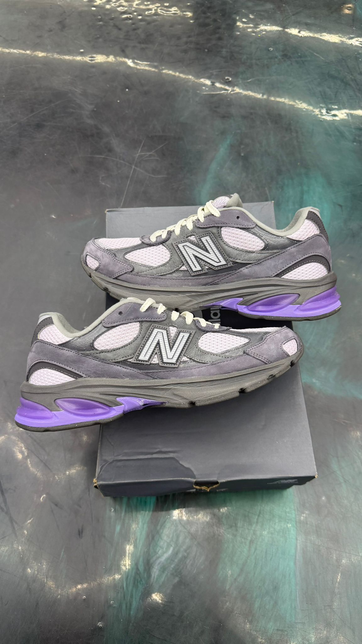 NEW BALANCE 2010 NEPTUNE GREY VIOLET CRUSH PRE OWNED SIZE 10.5