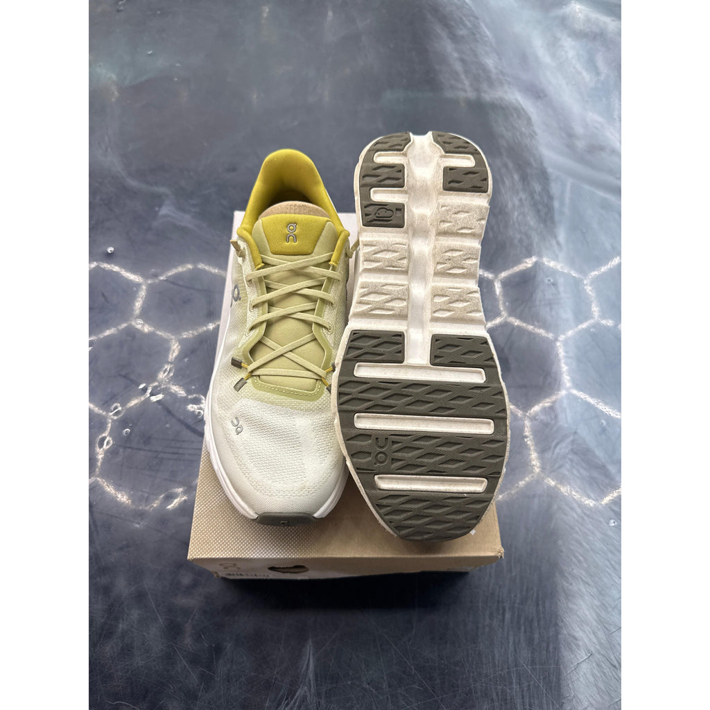 ON RUNNING CLOUD CLOUDTILT PRE OWNED SIZE 8.5