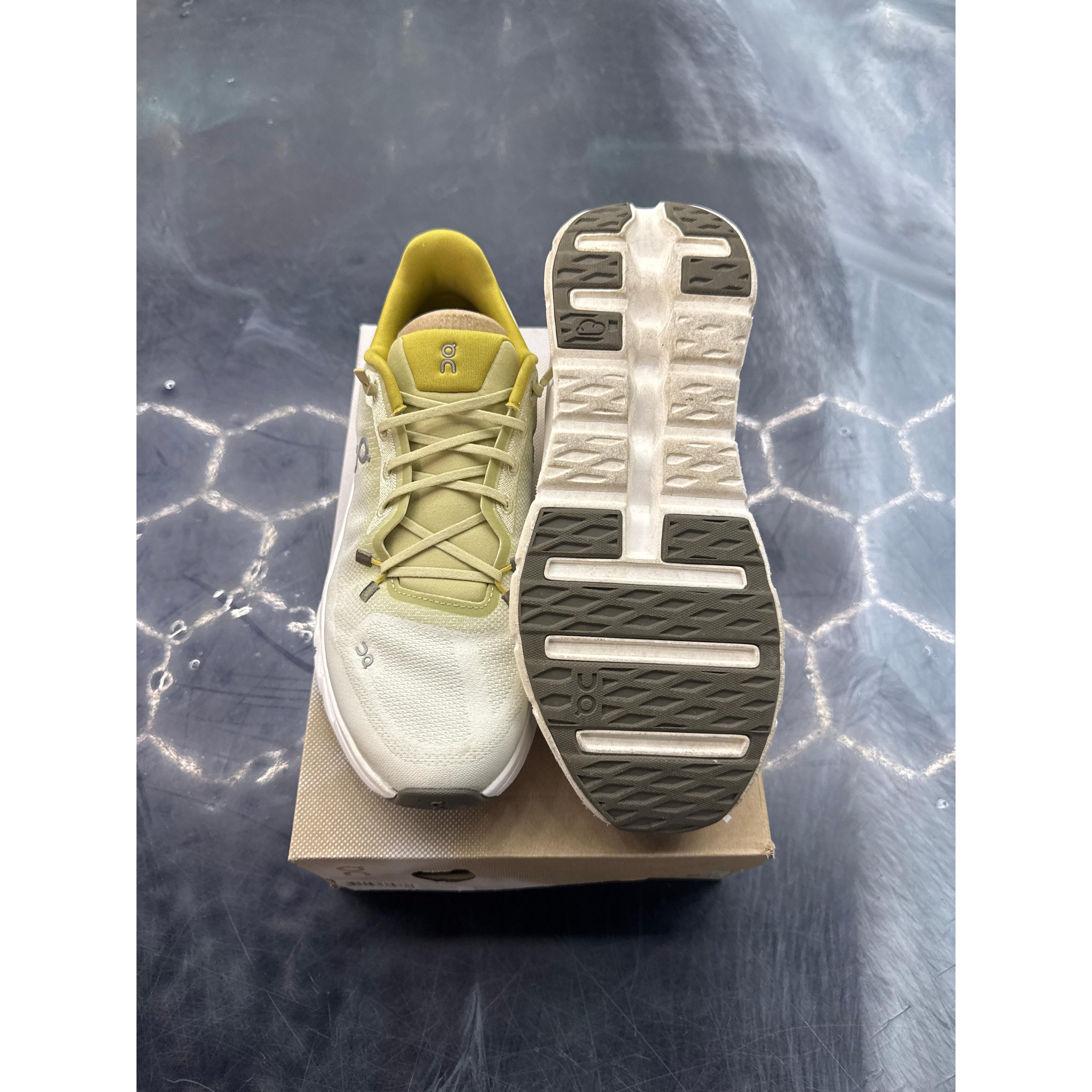 ON RUNNING CLOUD CLOUDTILT PRE OWNED SIZE 8.5