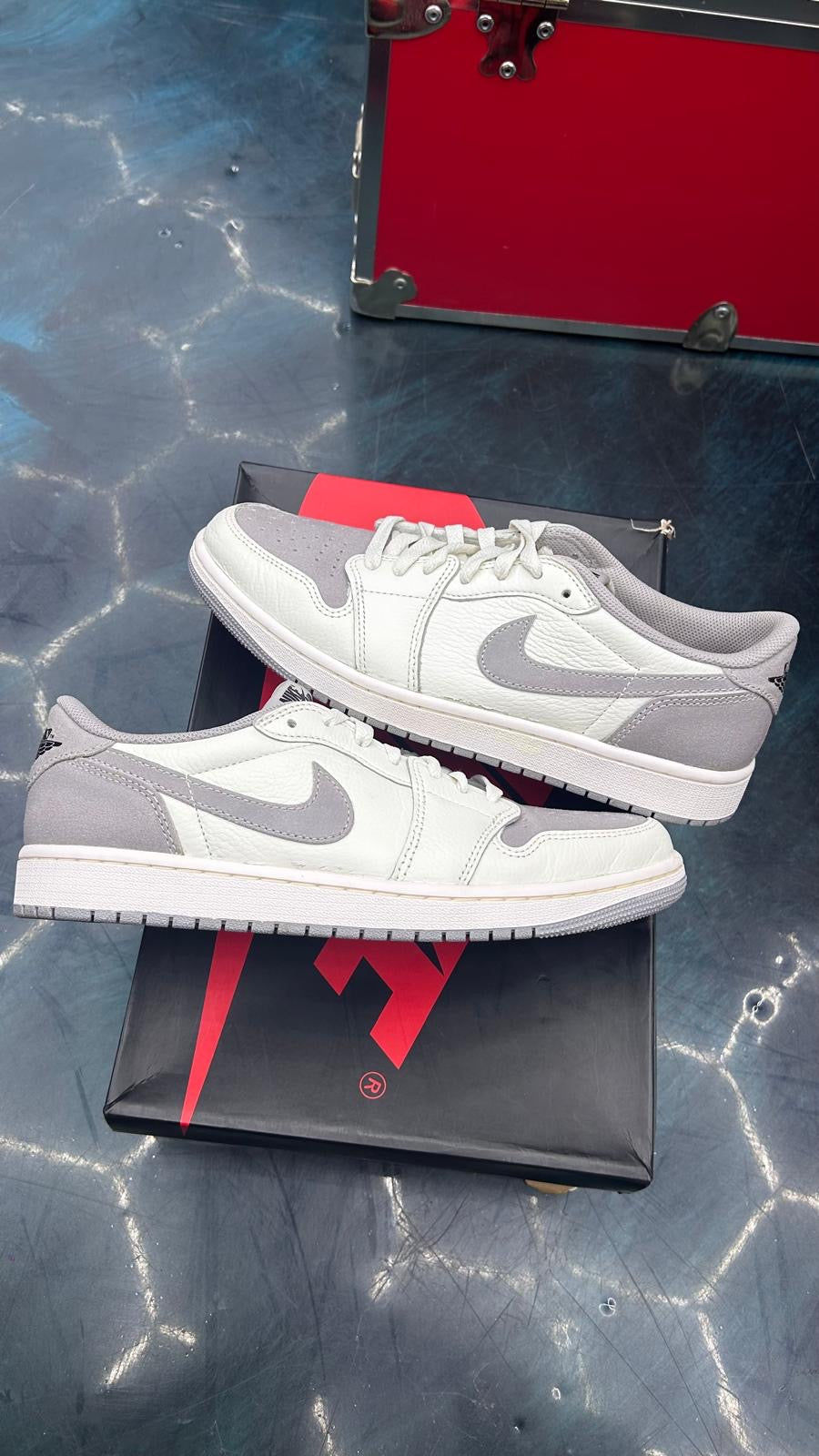 JORDAN 1 RETRO LOW OG ATMOSPHERE GREY PRE OWNED SIZE 9.5