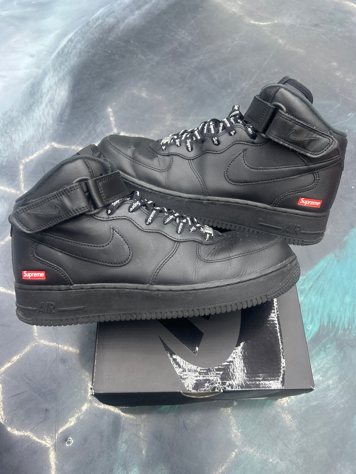 NIKE AIR FORCE 1 MID SUPREME BLACK PREOWNED SIZE 9.5