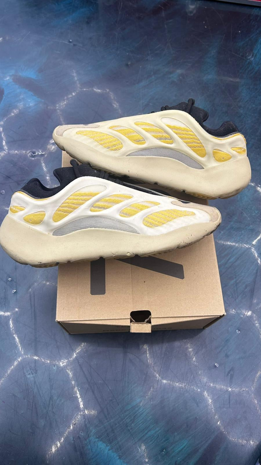 ADIDAS YEEZY 700 V3 SAFFLOWER PRE OWNED SIZE 9.5
