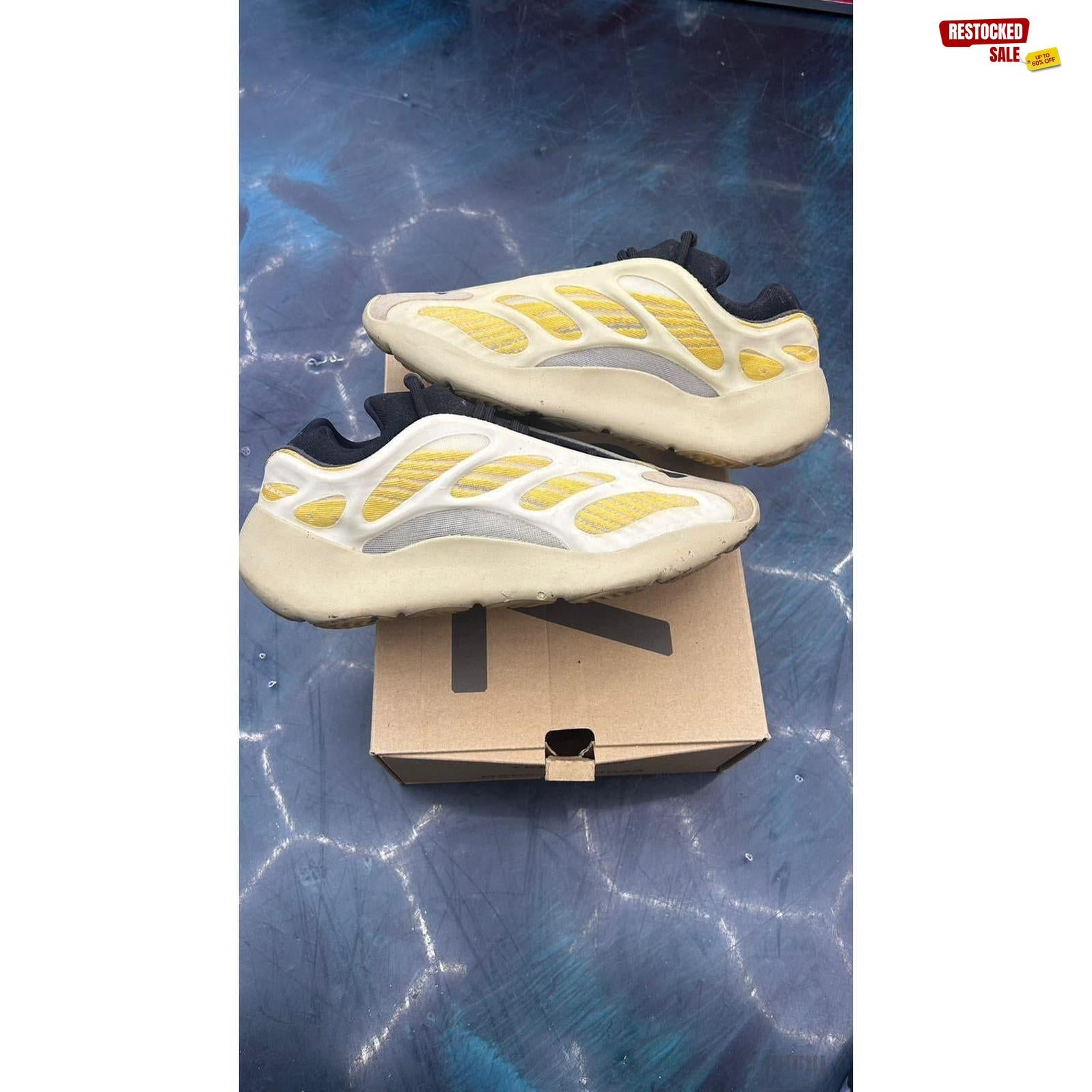 ADIDAS YEEZY 700 V3 SAFFLOWER PRE OWNED SIZE 9.5