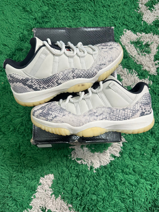 JORDAN 11 RETRO LOW SNAKE LIGHT BONE PRE-OWNED SIZE 9.5