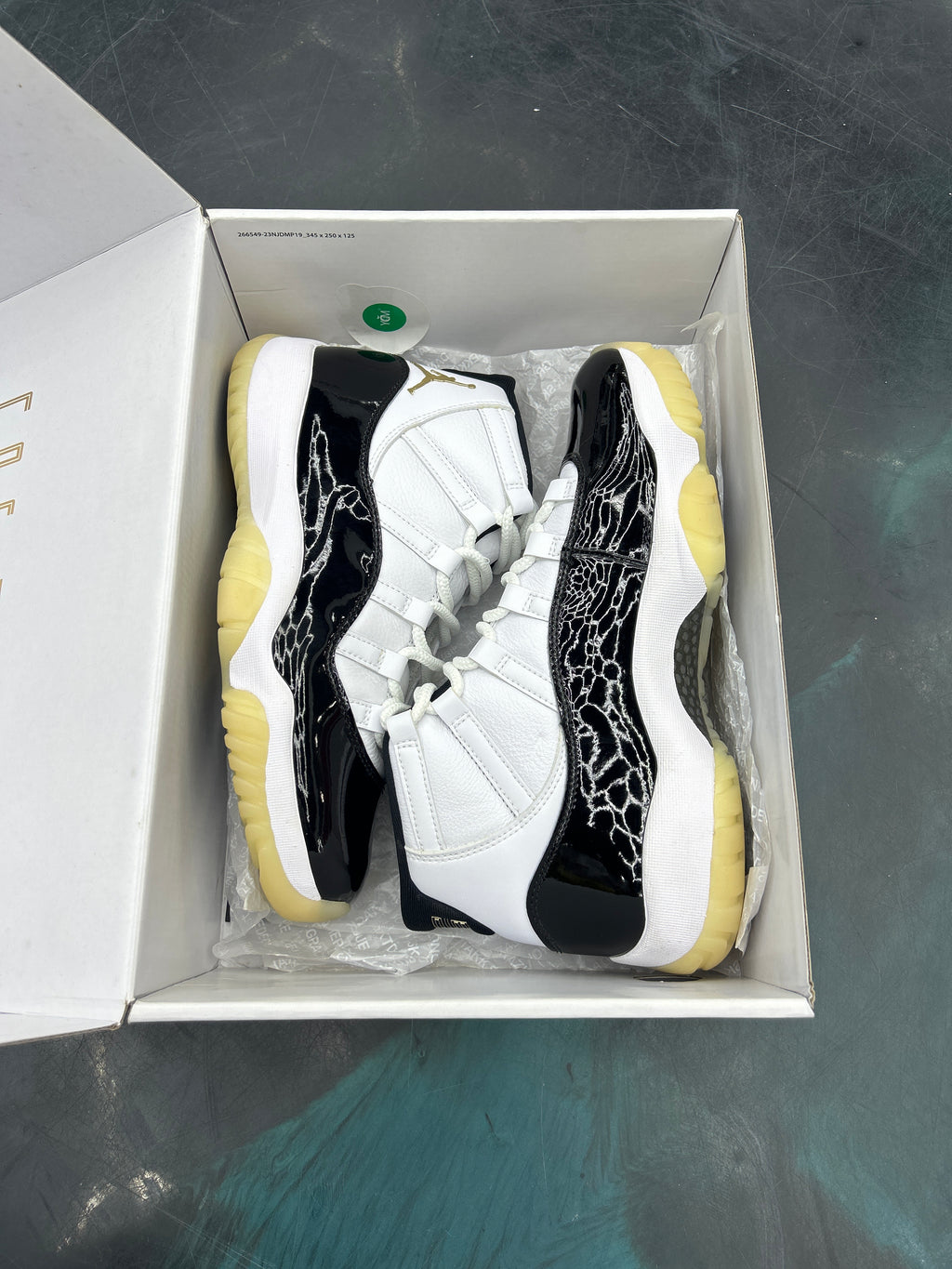 JORDAN 11 Retro DMP GRATITUDE (2023) pre-owned size 9.5