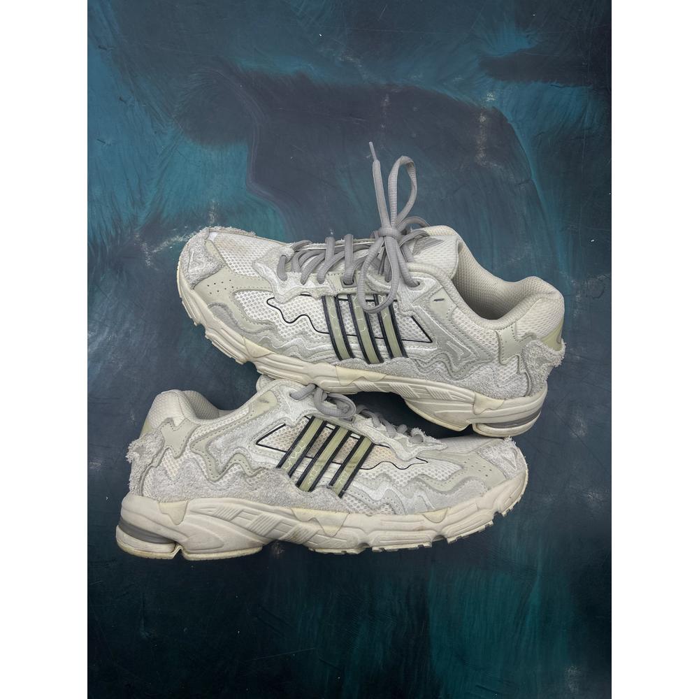 ADIDAS RESPONSE CL BAD BUNNY WONDER WHITE PRE OWNED NO BOX SIZE 9.5
