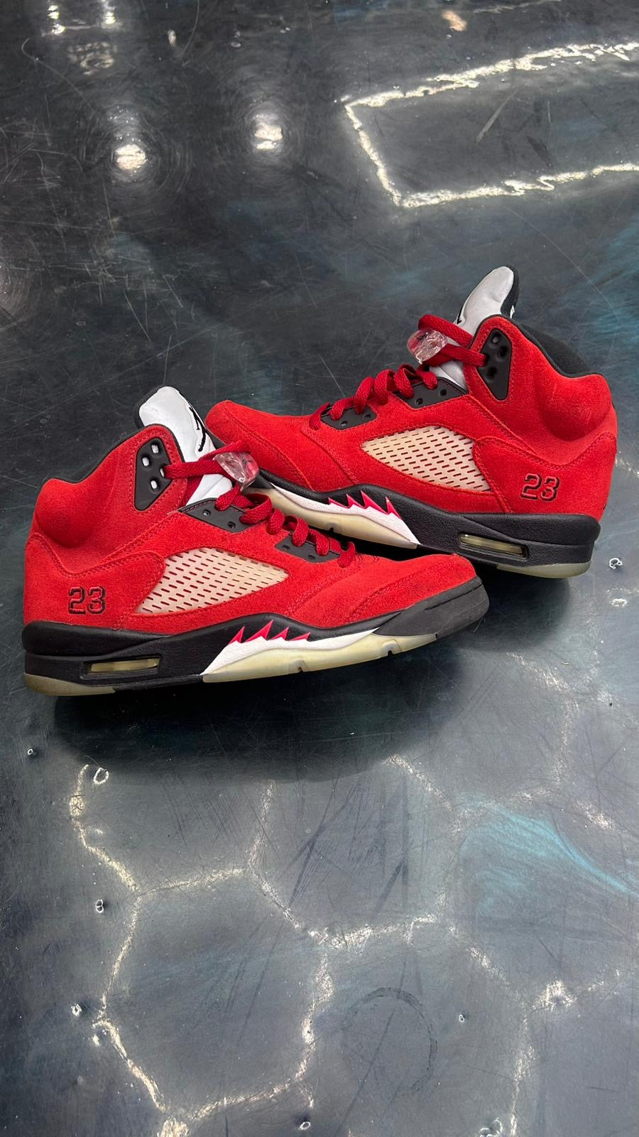 JORDAN 5 RETRO RAGNING BULL PRE OWNED SIZE 9 NO BOX