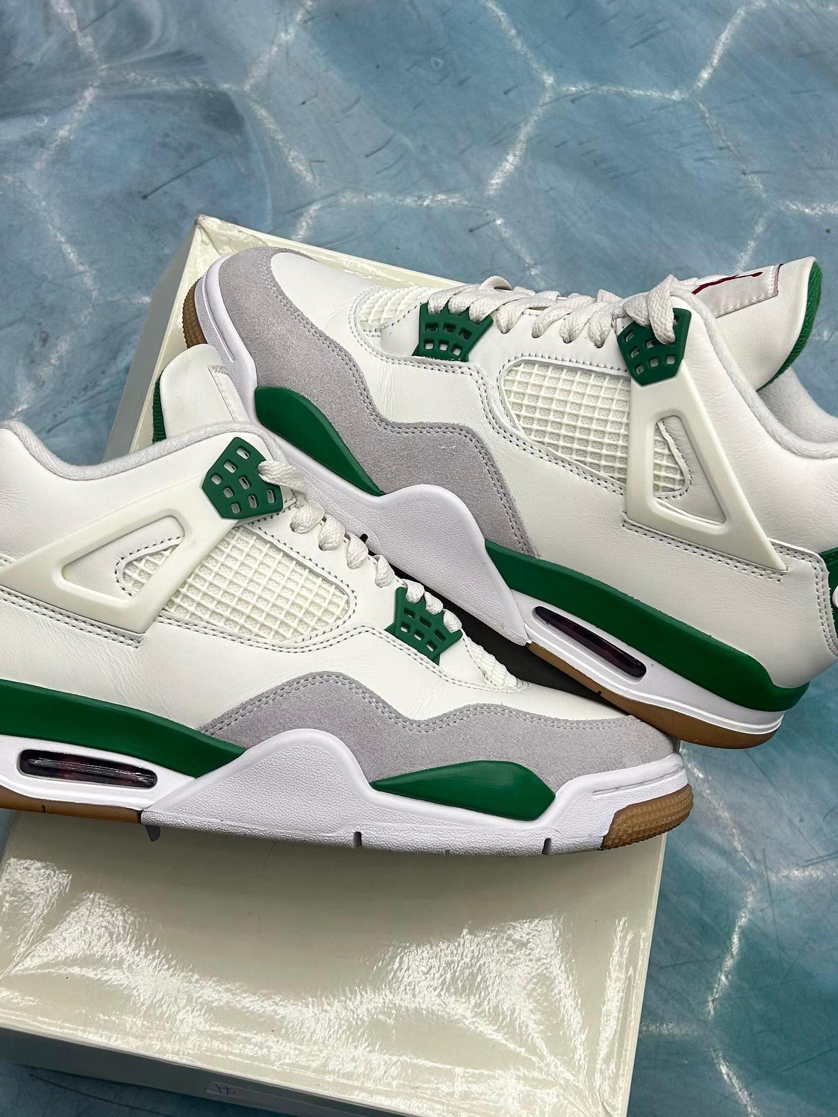 JORDAN 4 RETRO SB PINE GREEN PRE OWNED SIZE 10