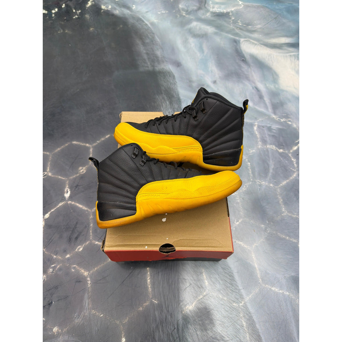 JORDAN 12 RETRO BLACK UNIVERSITY GOLD PRE OWNED SIZE 9