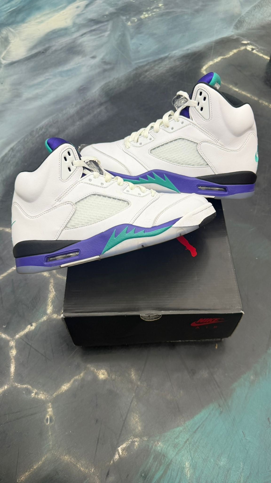 JORDAN 5 RETRO GRAPE PRE OWNED SIZE 10