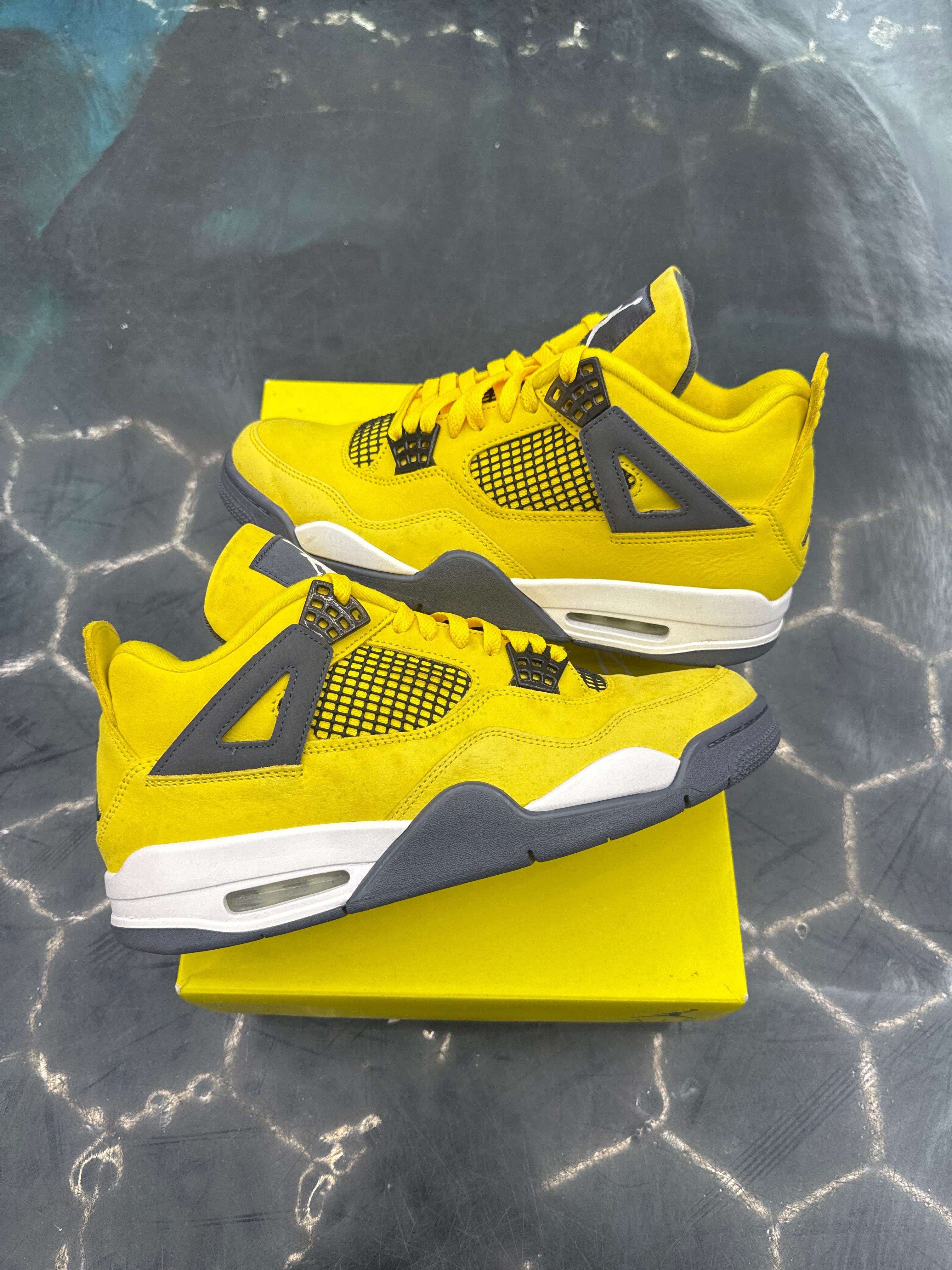 JORDAN 4 RETRO LIGHTNING PRE OWNED SIZE 11