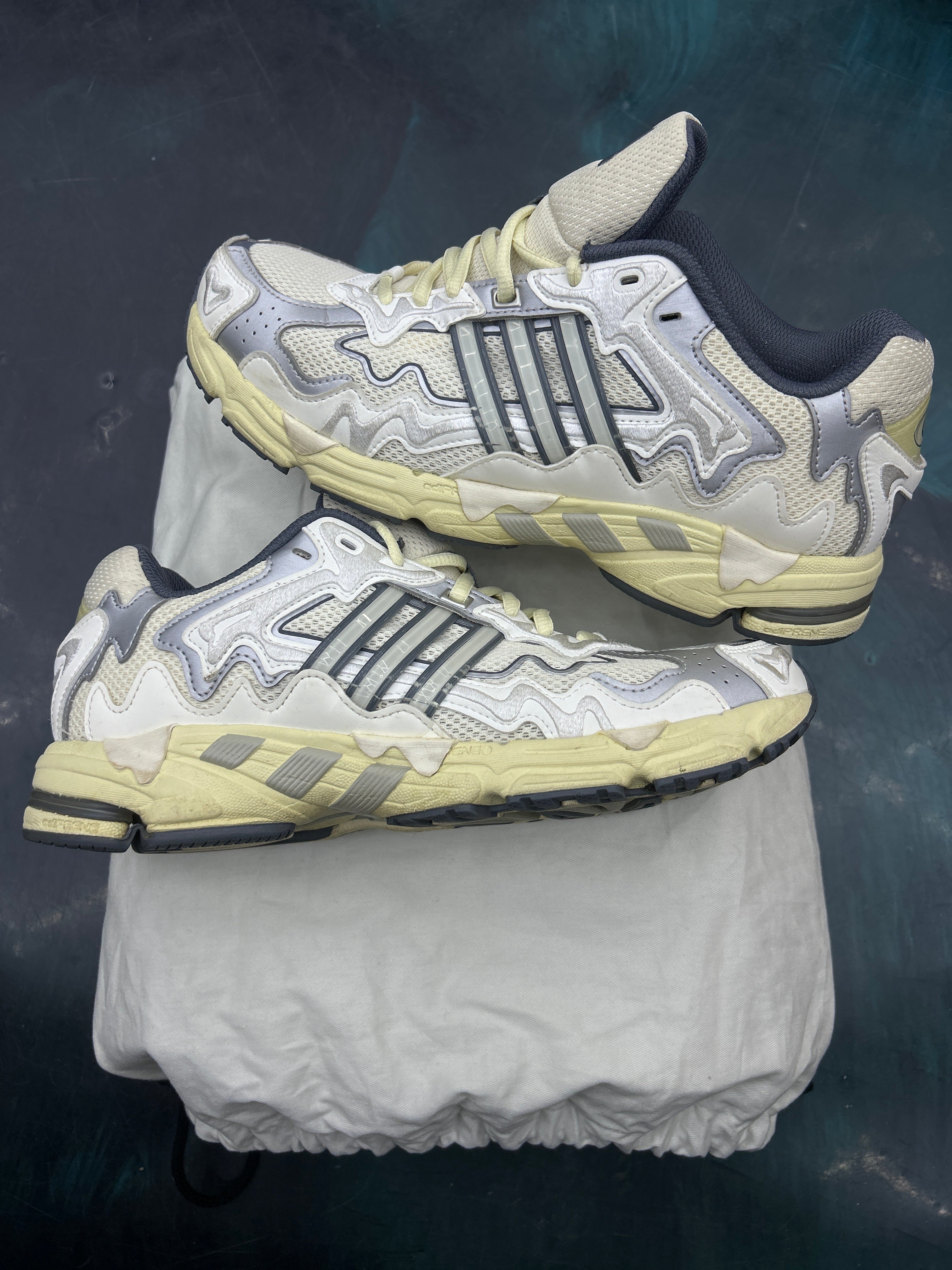ADIDAS RESPONSE CL BAD BUNNY CREAM PRE OWNED SIZE 9.5
