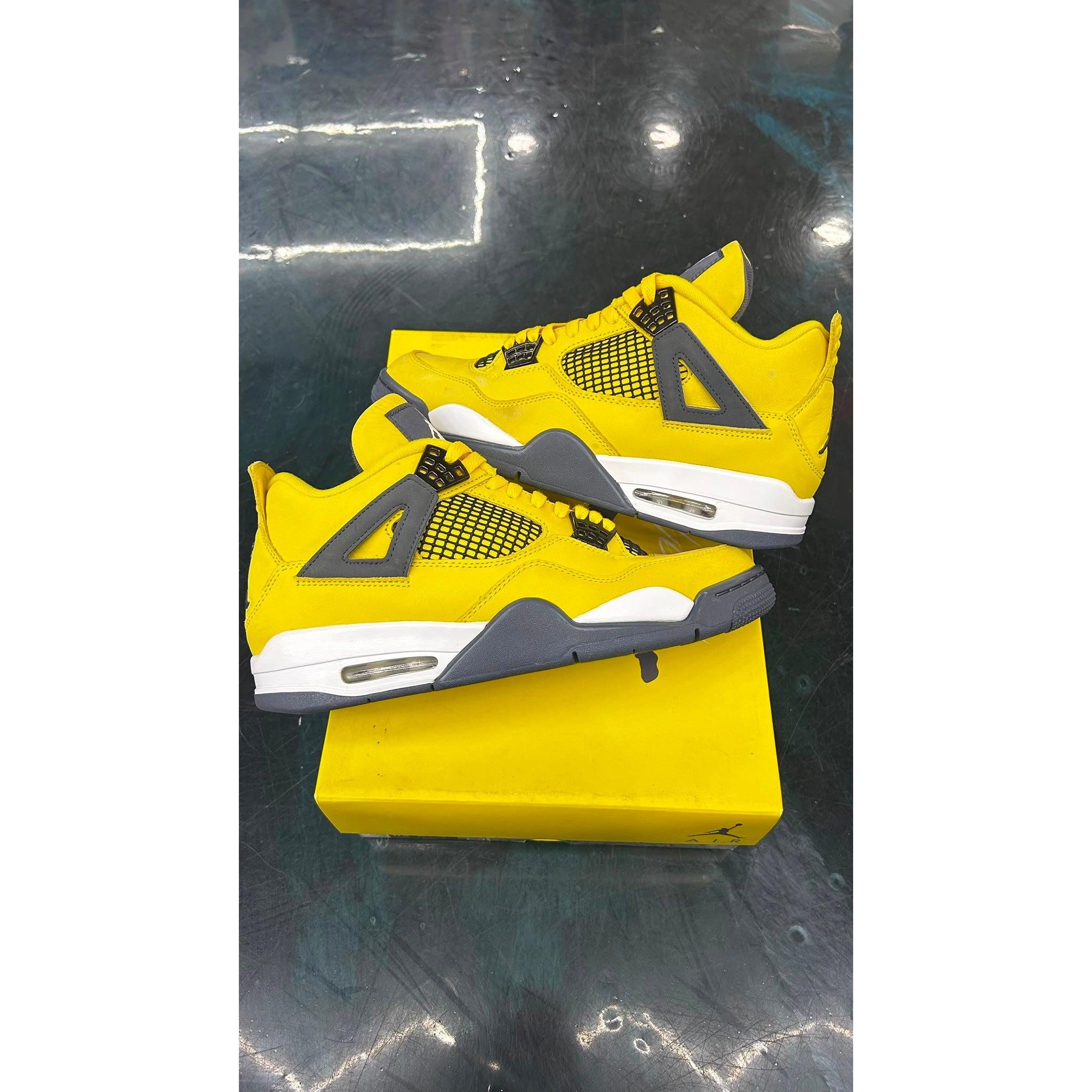 JORDAN 4 RETRO LIGHTNING PRE OWNED SIZE 10