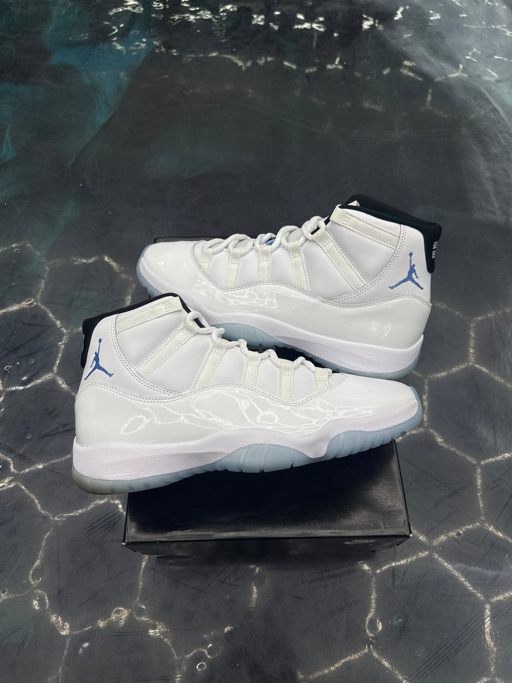 JORDAN 11 RETRO LEGEND BLUE PRE OWNED SIZE 11
