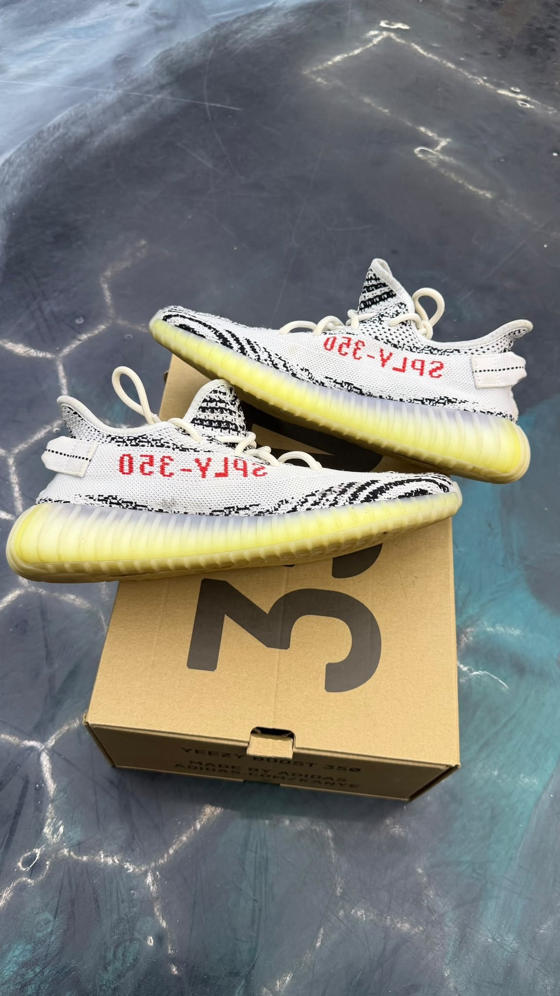 ADIDAS YEEZY BOOST 350 ZEBRA PRE OWNED SIZE 9.5