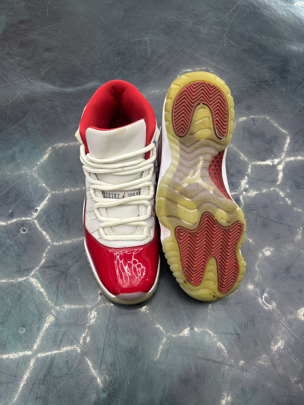 JORDAN 11 RETRO CHERRY (2022) NO BOX PRE OWNED SIZE 8.5