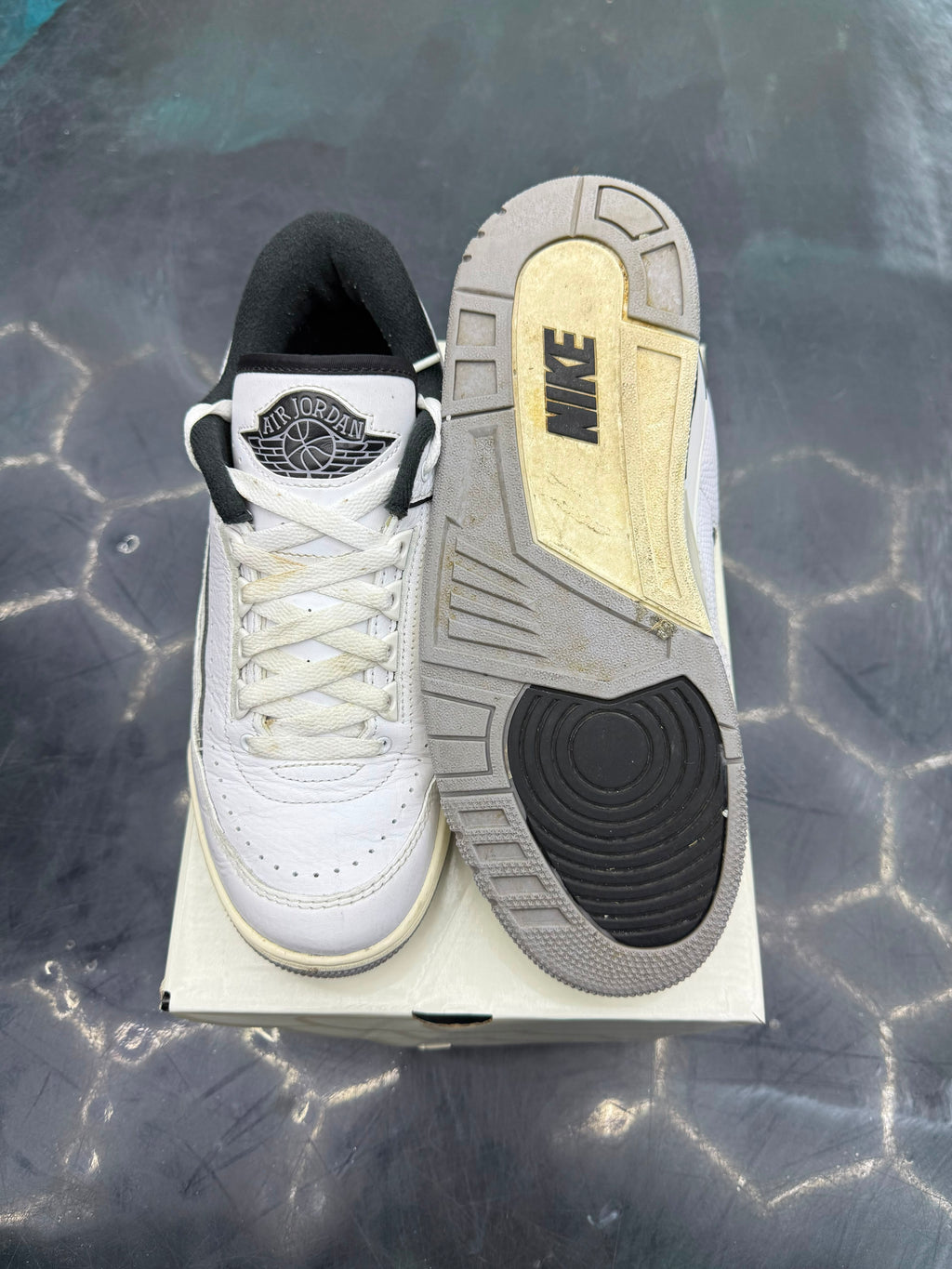 JORDAN 2/3 WHITE BLACK METALLIC SILVER PRE OWNED SIZE 8.5