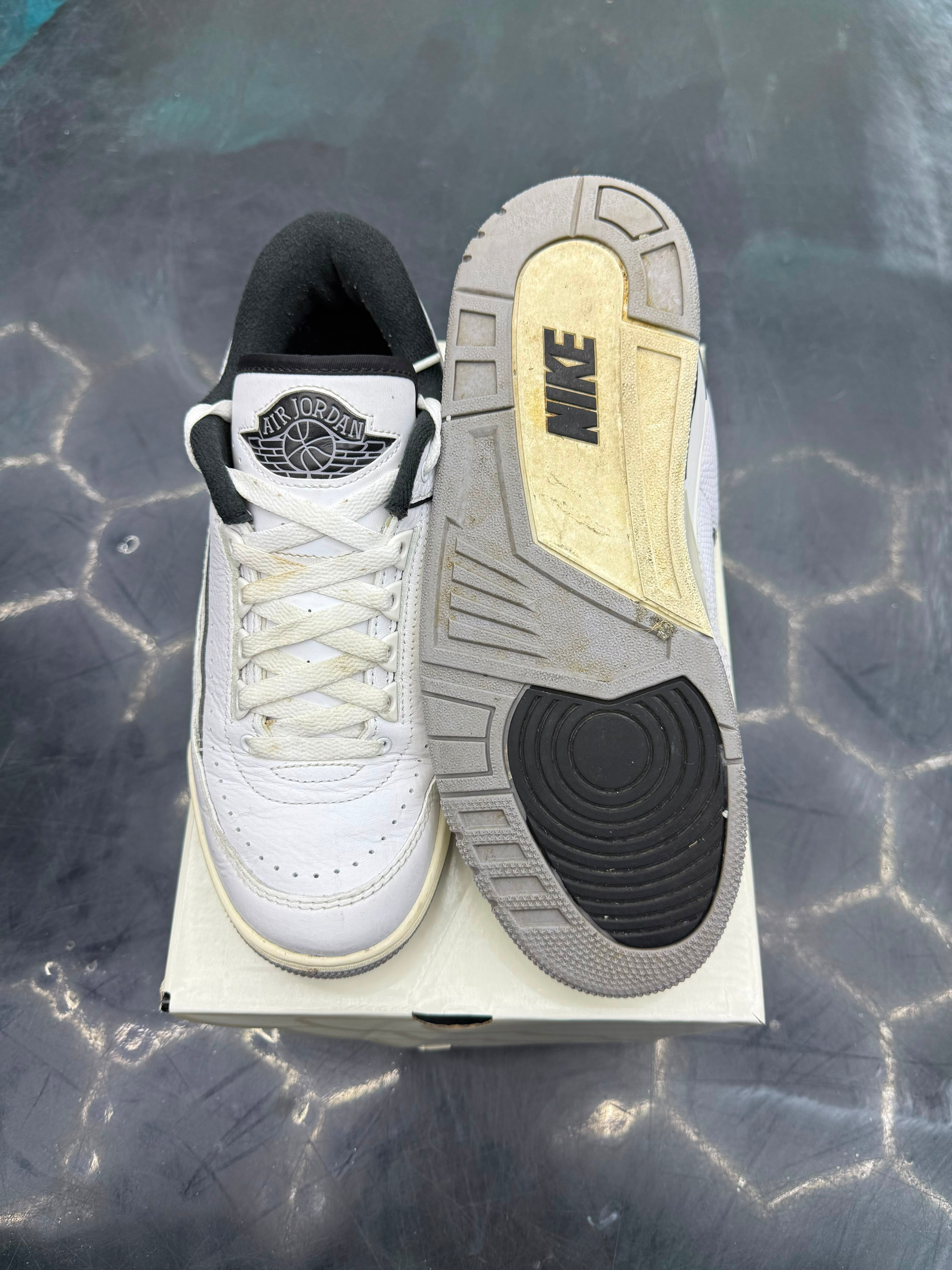 JORDAN 2/3 WHITE BLACK METALLIC SILVER PRE OWNED SIZE 8.5