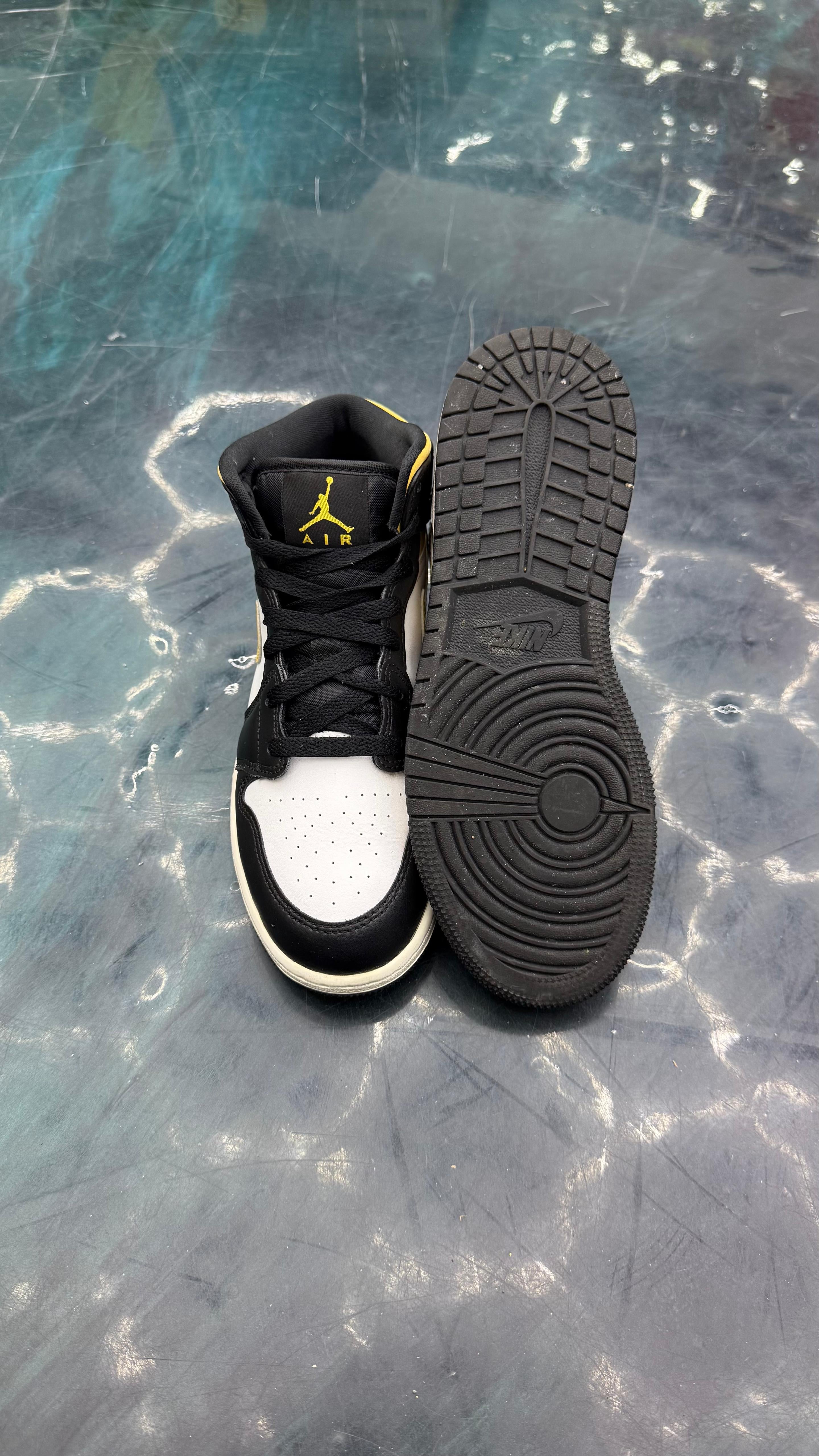 JORDAN 1 MID WHITE POLLEN BLACK PRE OWNED SIZE 5Y NO BOX