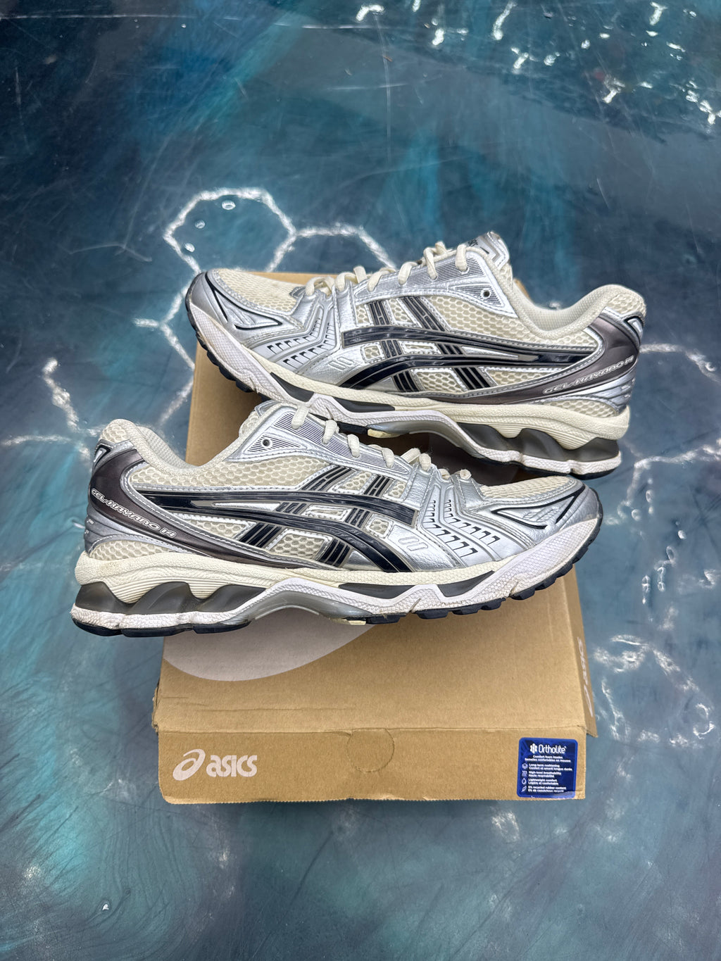 ASICS GEL-KAYANO CREAM BLACK METALLIC PLUM PRE OWNED SIZE 8.5