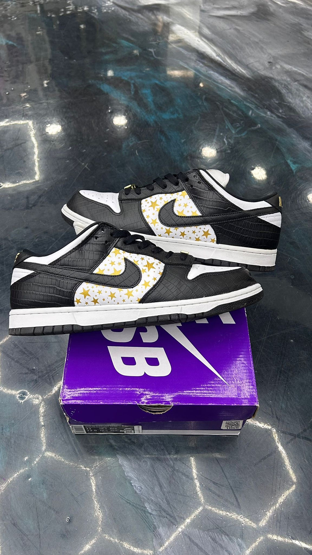 NIKE SB DUNK LOW SUPREME STARS BLACK PRE OWNED SIZE 11