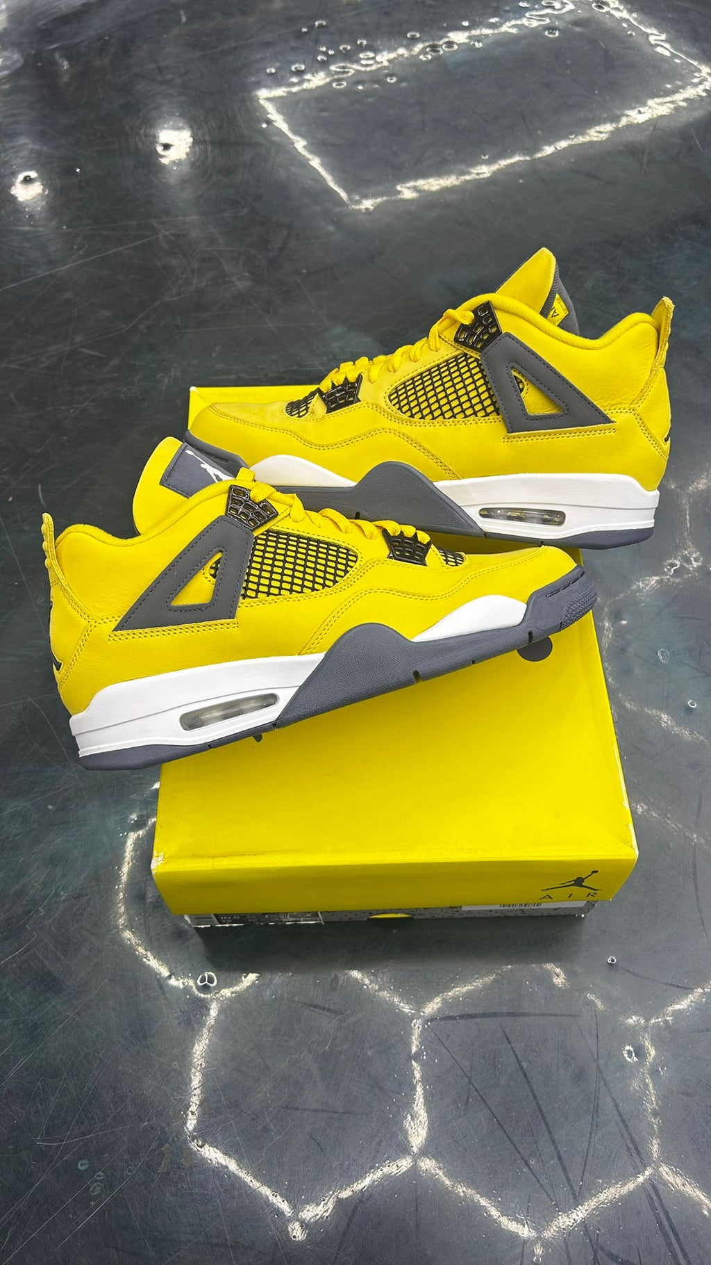 JORDAN 4 RETRO LIGHTNING BRAND NEW WITH DEFFECTS SIZE 10.5