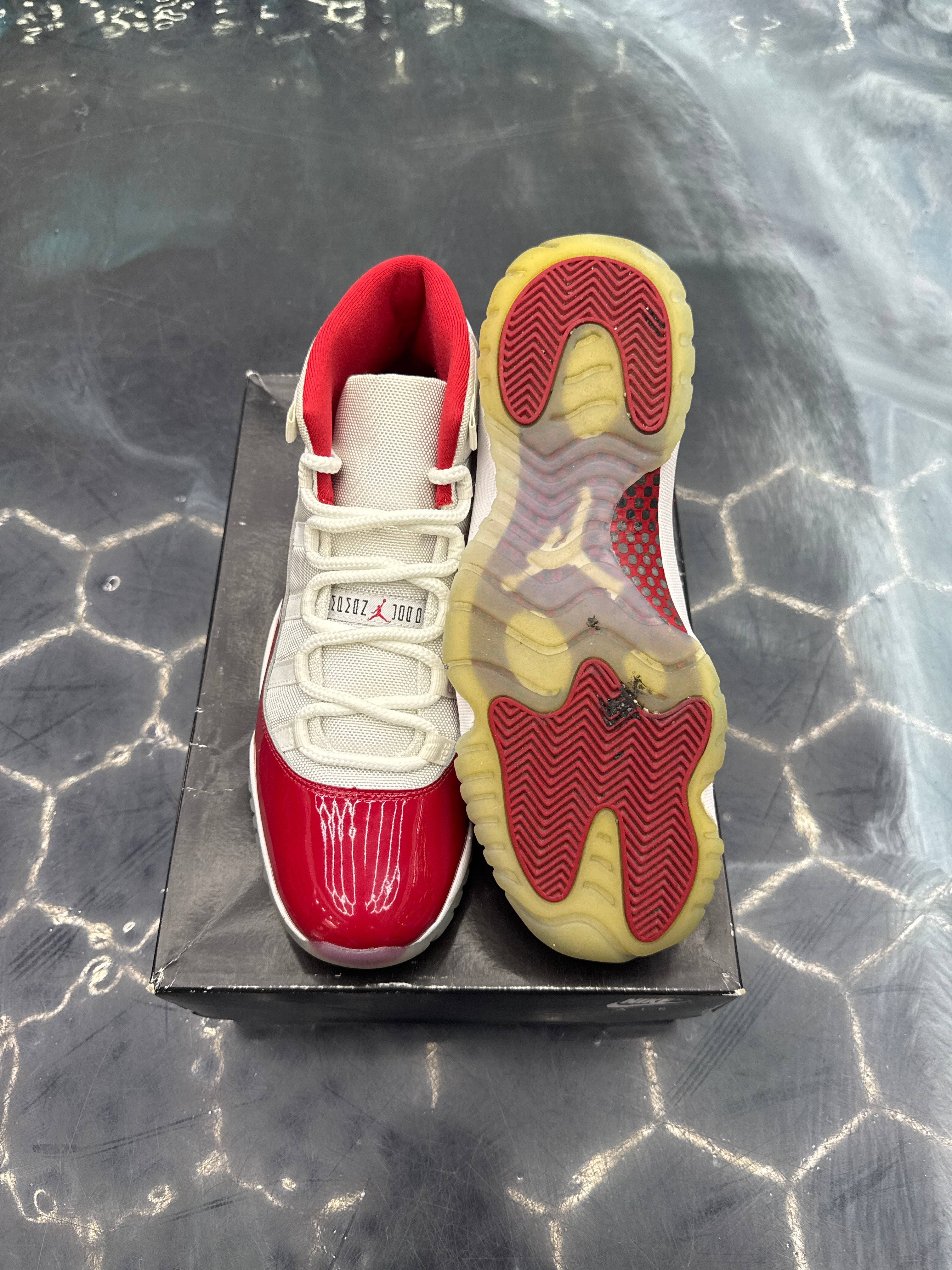 JORDAN 11 RETRO HIGH CHERRY PRE OWNED SIZE 11