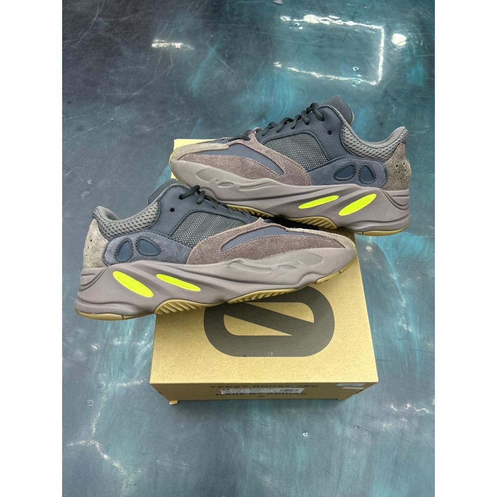 ADIDAS YEEZY BOOST 700  PRE-OWNED MAUVE SIZE 10.5