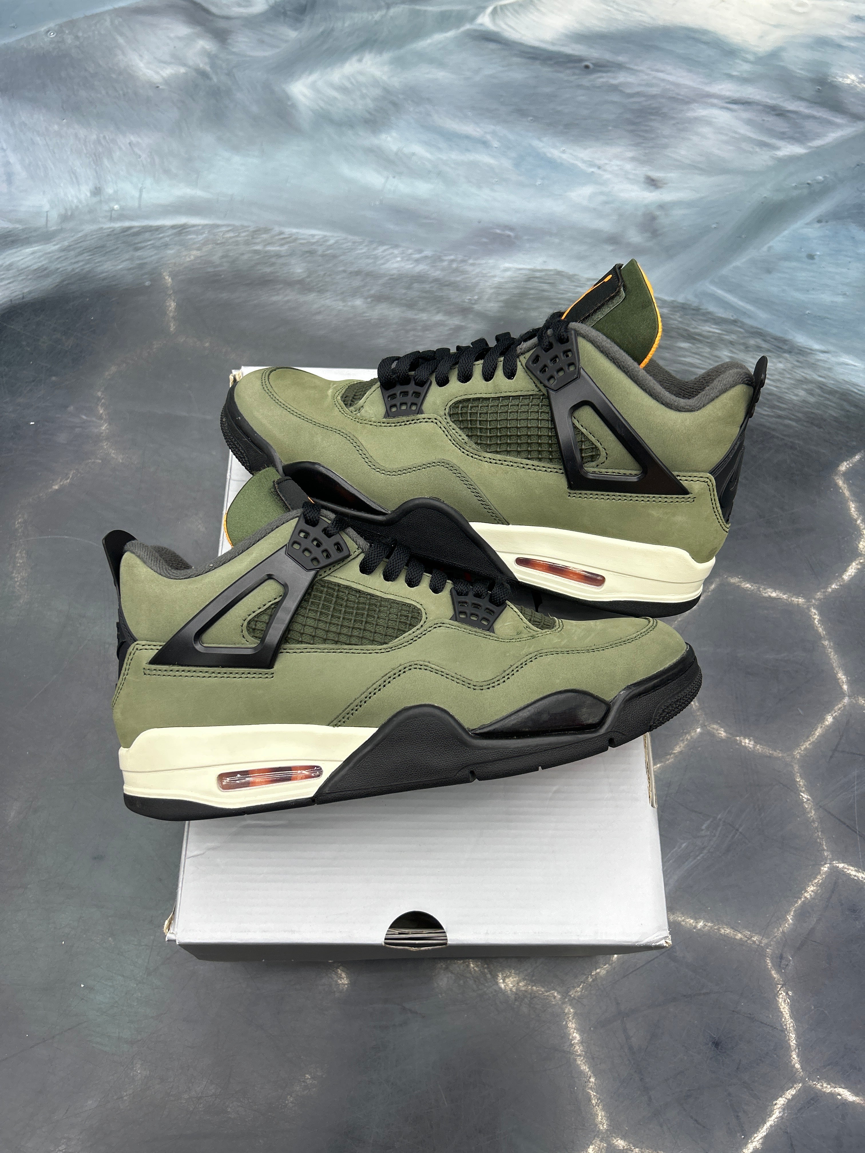 JORDAN 4 RETRO UNDEFEATED PRE OWNED SIZE 10