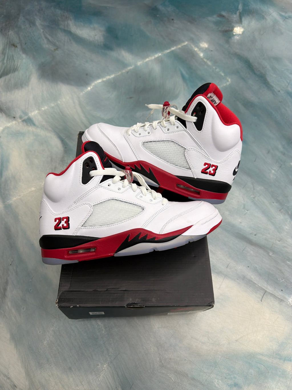 HORDAN 5 RETRO FIRE RED BLACK TOUNGE PRE OWNED SIZE 9.5