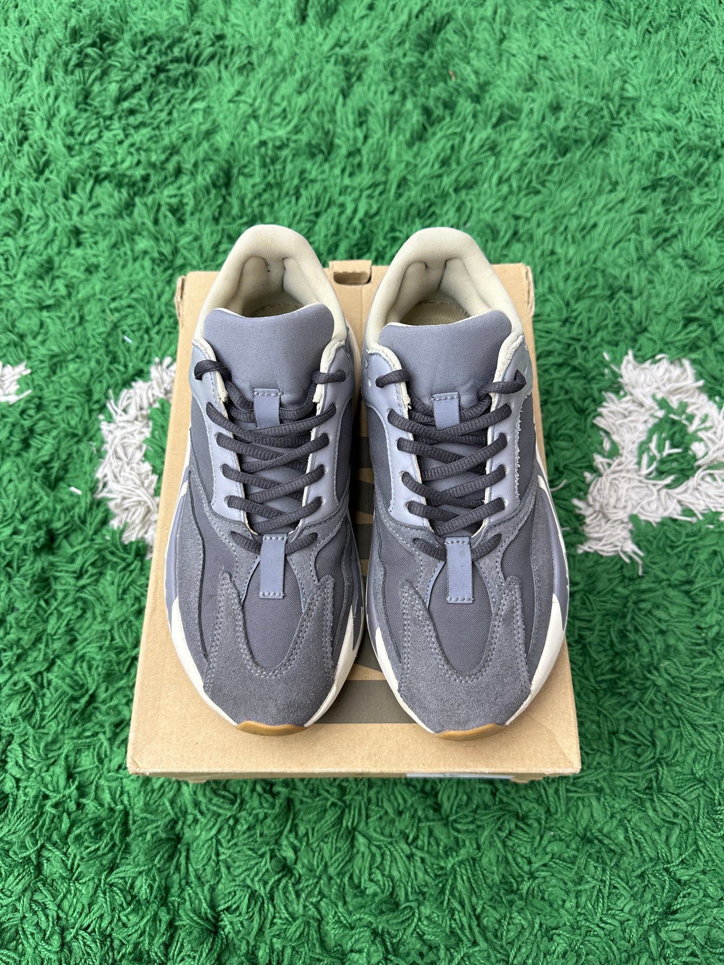 ADIDAS YEEZY BOOST 700 MAGNET PRE-OWNED SIZE 6.5